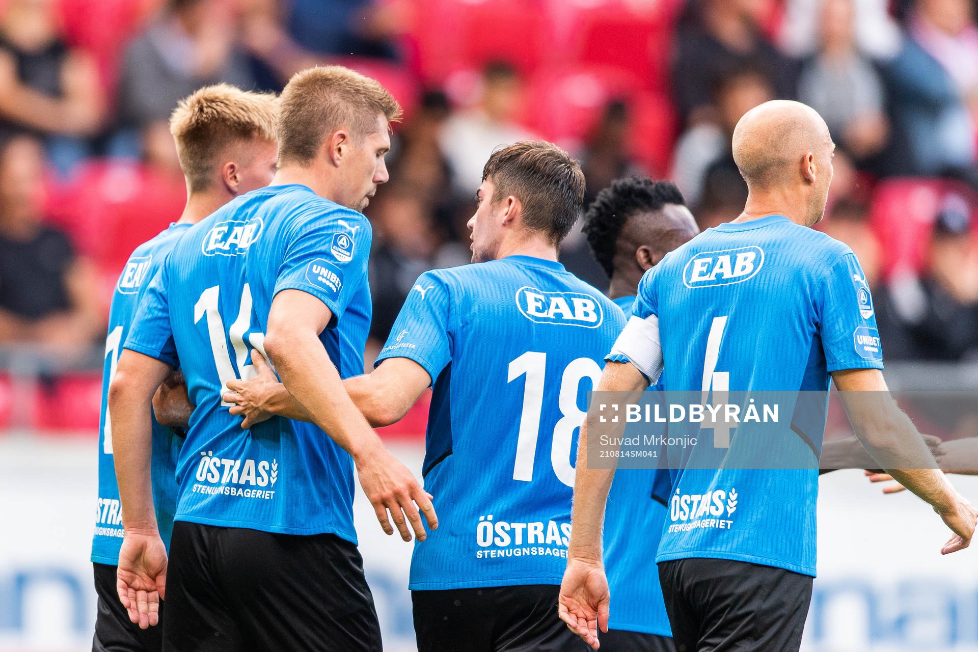 Halmstads Mikael Boman jublar med lagkamrater efter att han gjort 1-1 under fotbollsmatchen i Allsvenskan mellan Kalmar och Halmstad den 14 augusti 2021 i Kalmar. 