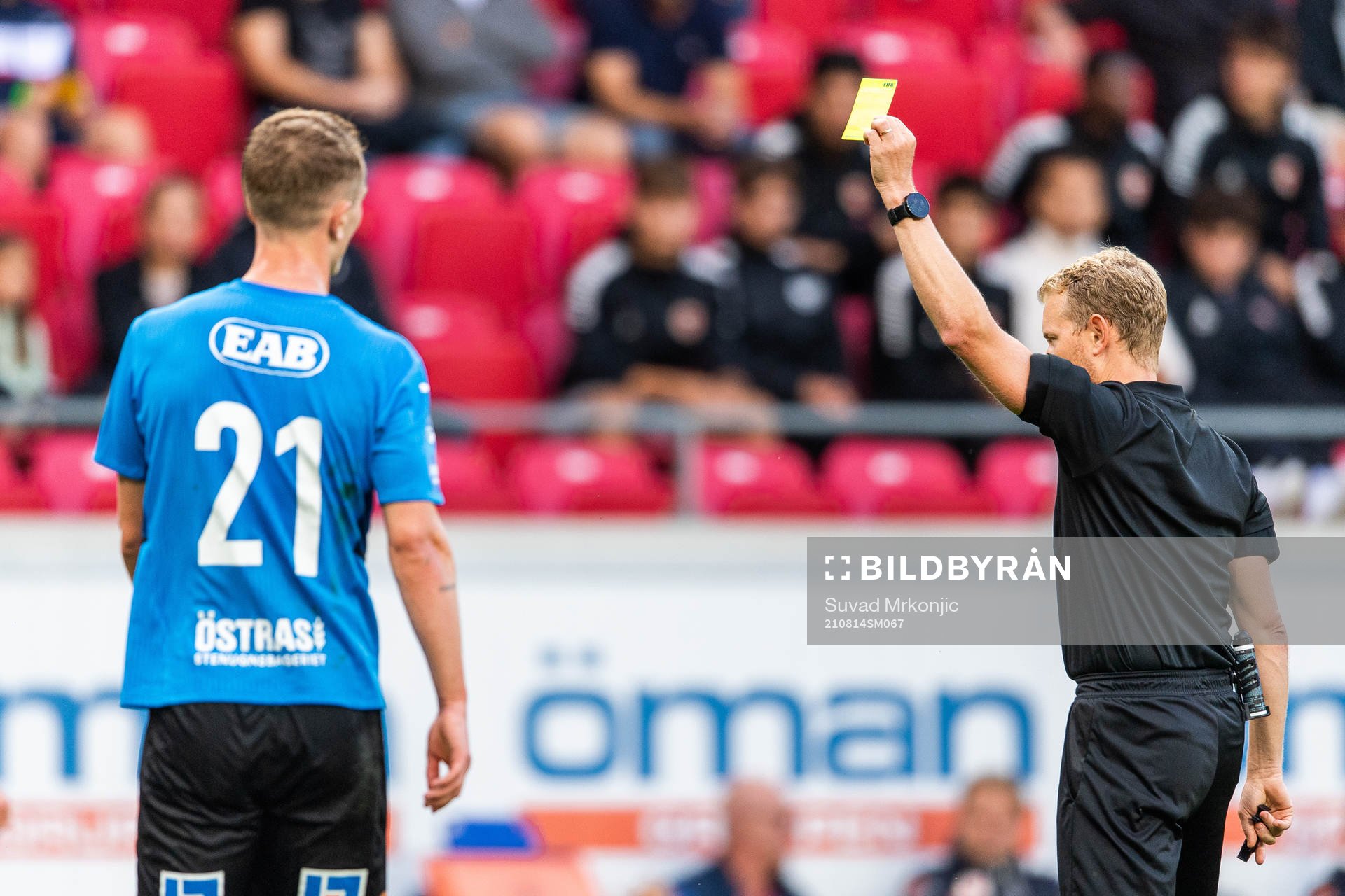 Halmstads Andreas Bengtsson varnas av domare Fredrik Klitte