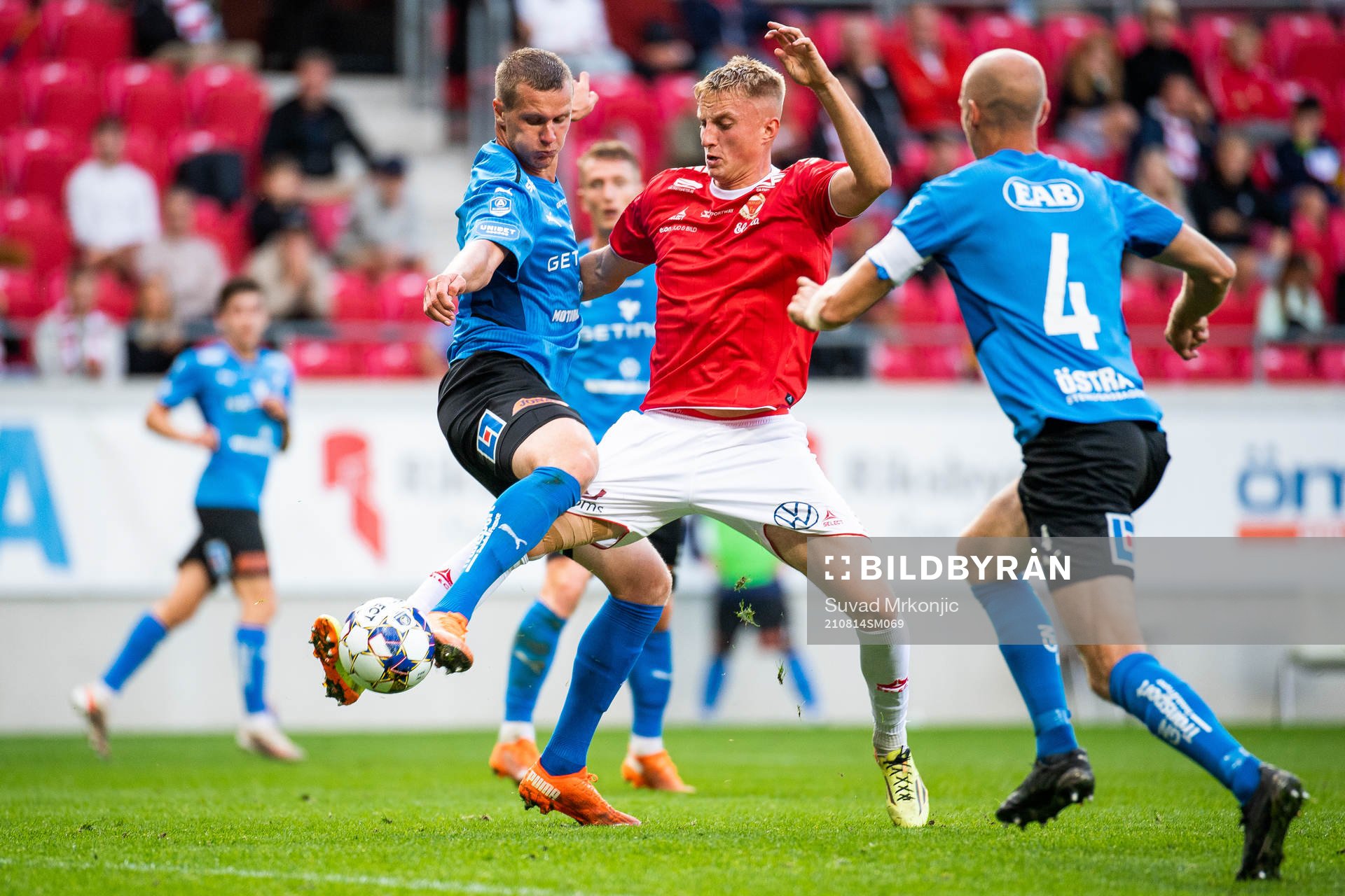 Halmstads Alexander Berntsson och Andreas Johansson i kamp med Kalmars Elias Olsson under fotbollsmatchen i Allsvenskan mellan Kalmar och Halmstad den 14 augusti 2021 i Kalmar. 