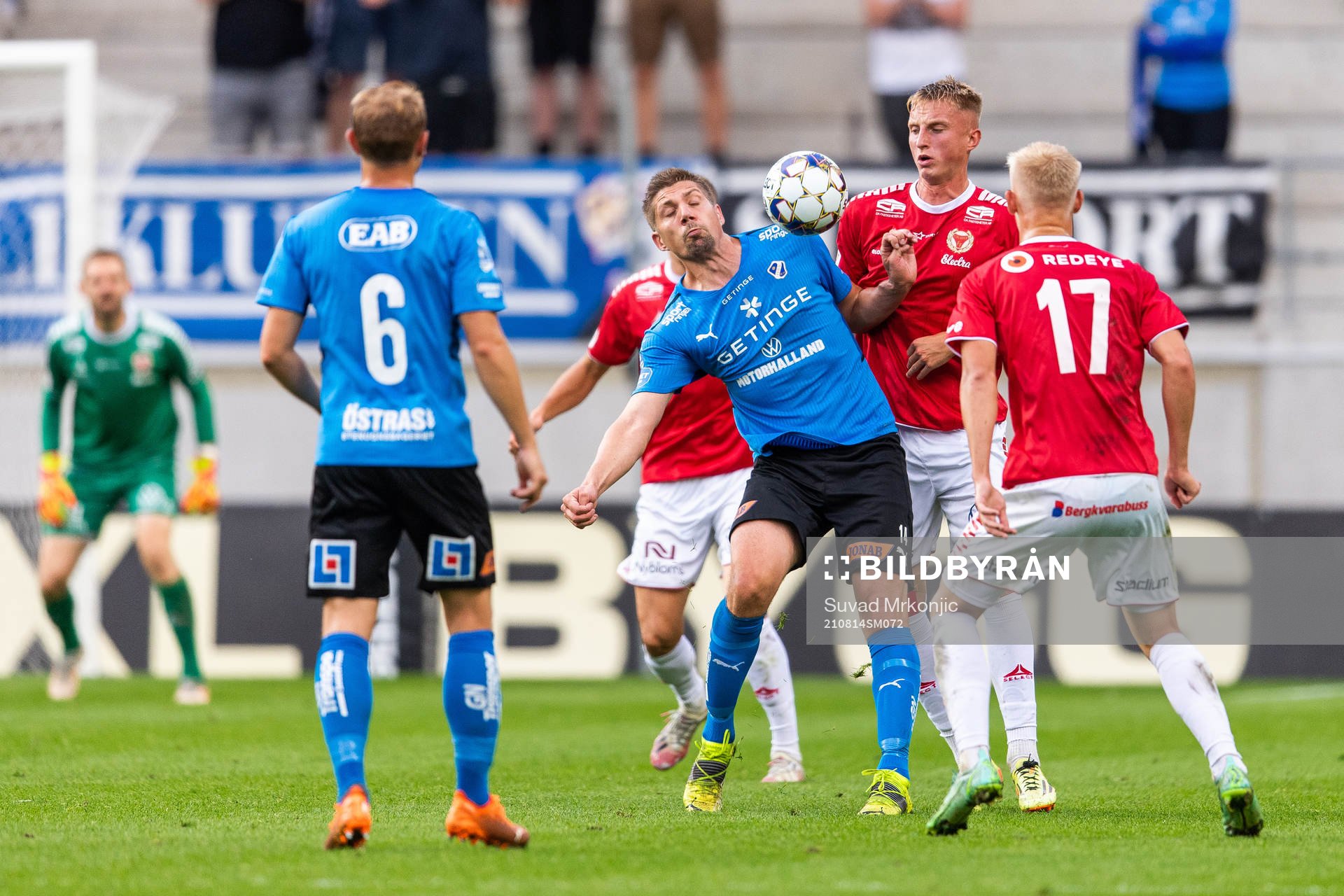 Halmstads Mikael Boman och Kalmars Elias Olsson under fotbollsmatchen i Allsvenskan mellan Kalmar och Halmstad den 14 augusti 2021 i Kalmar.