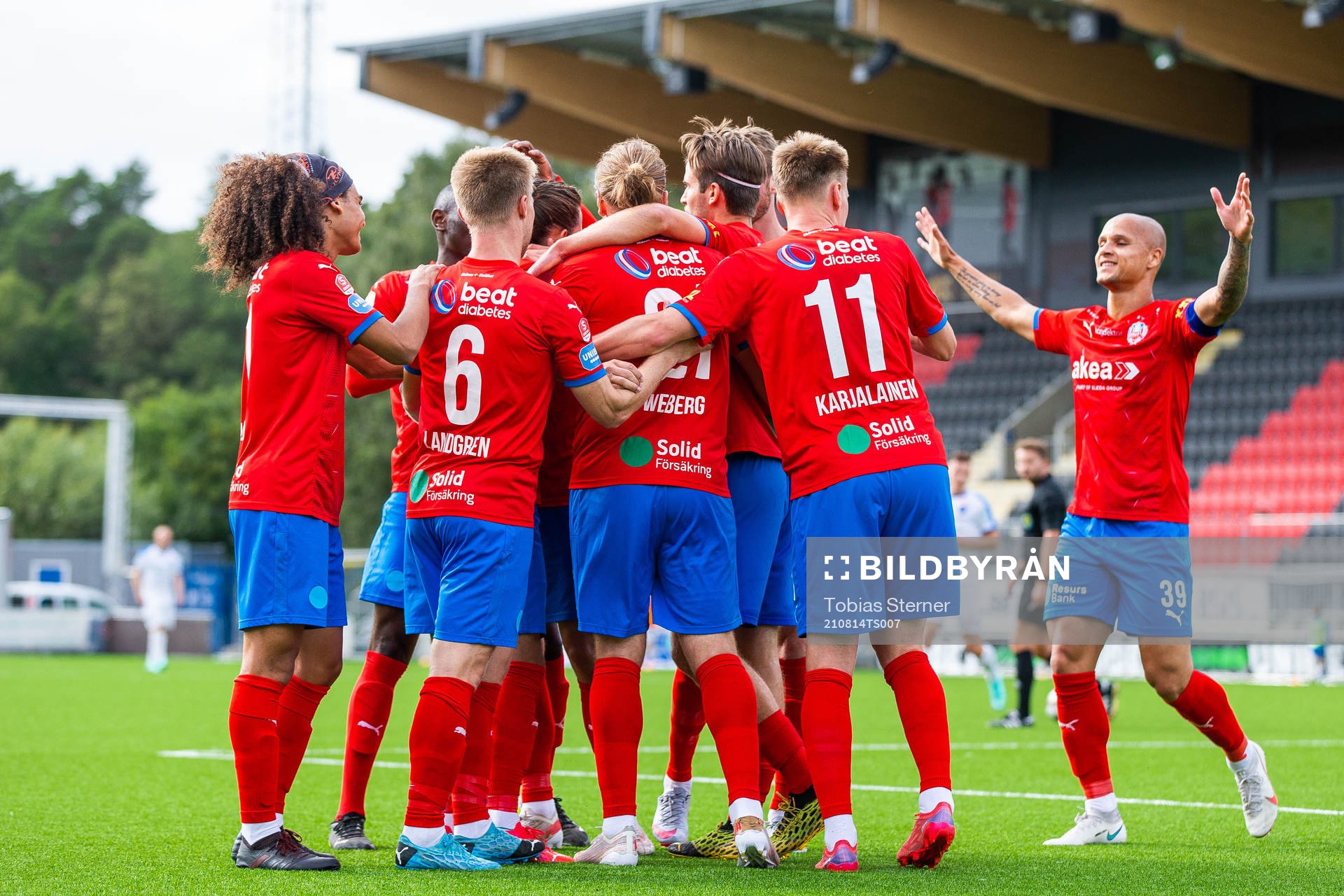 Helsingborgs Charlie Weberg (mitten) jublar med lagkamrater