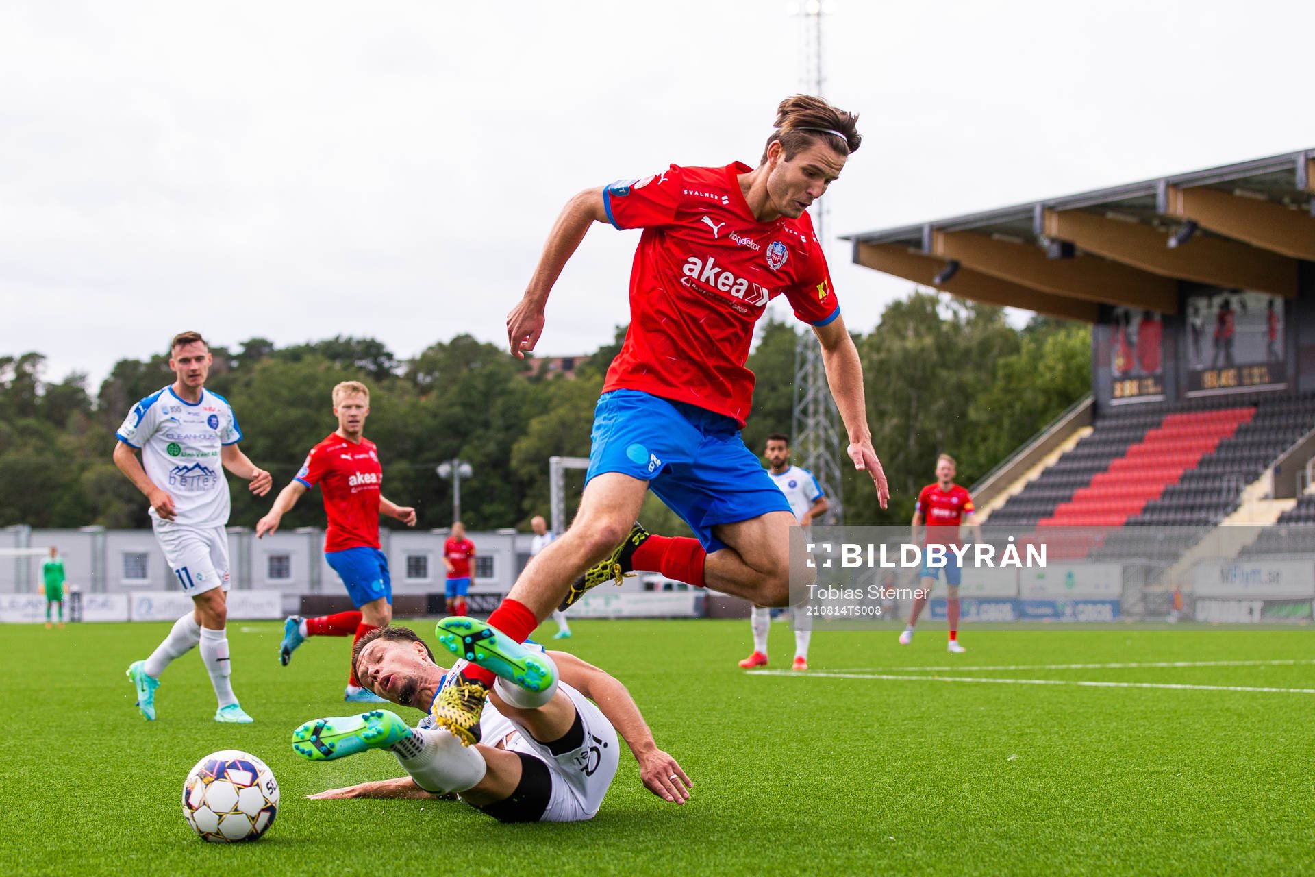 Akropolis Erik Figueroa och Helsingborgs Wilhelm Loeper under fotbollsmatchen i Superettan mellan Akropolis och Helsingborg den 14 augusti 2021 i Stockholm.