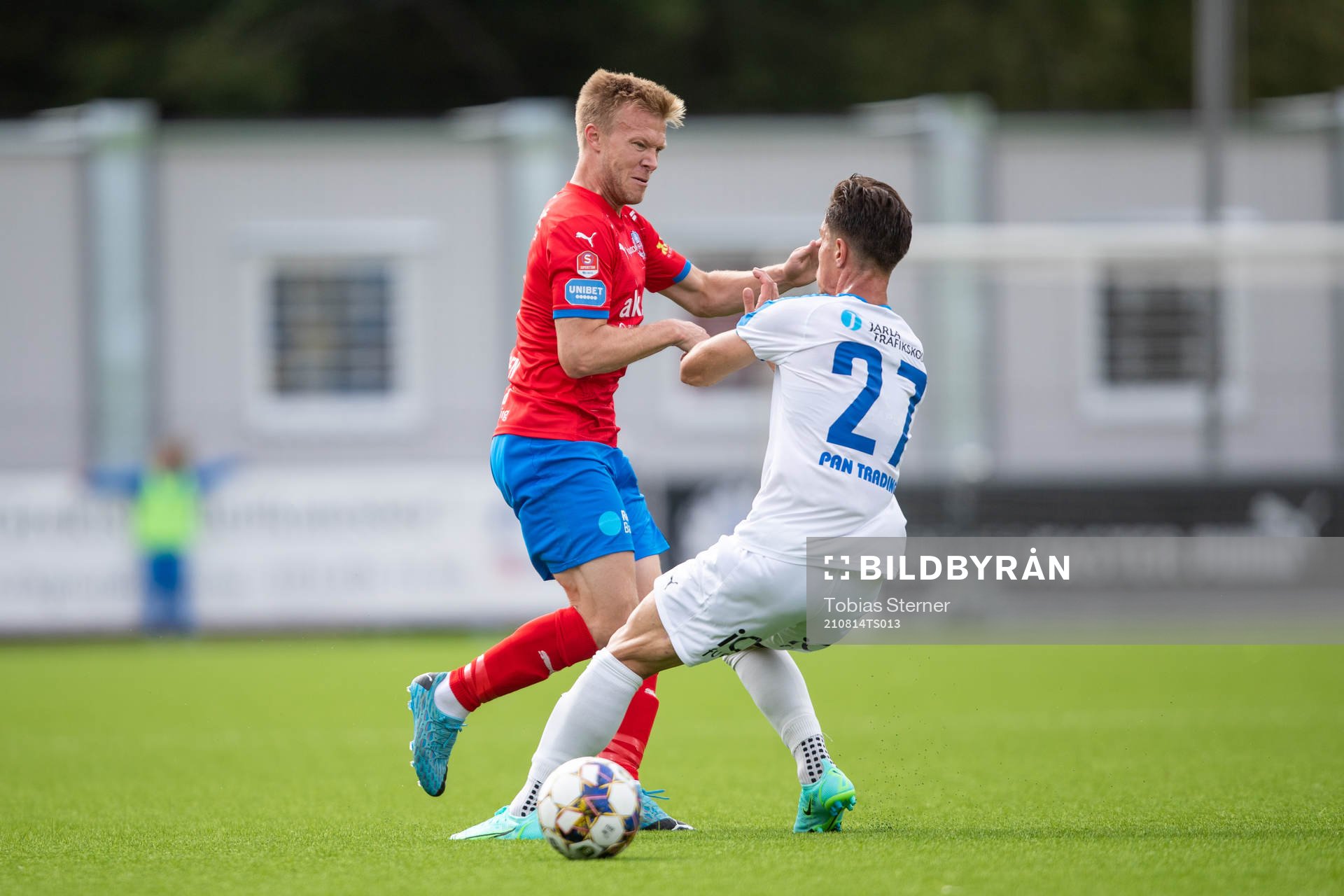 Helsingborgs Andreas Landgren och Akropolis Erik Figueroa