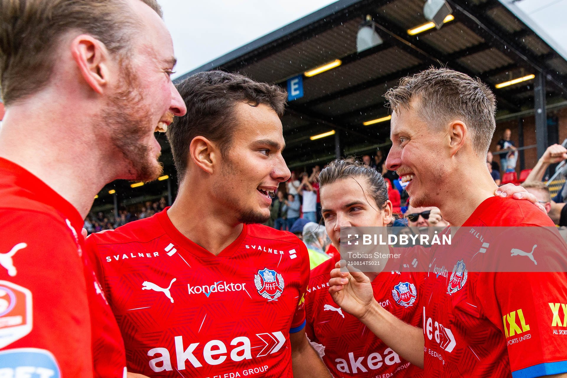 Helsingborgs Viktor Lundberg jublar med lagkamrater