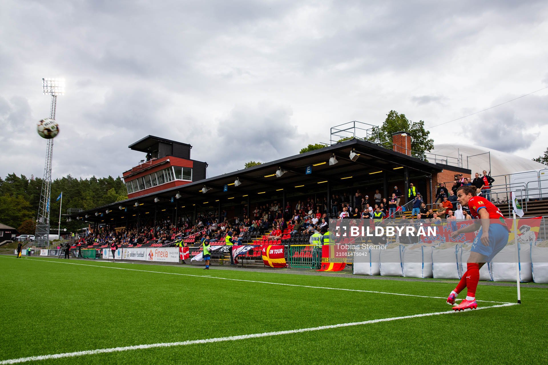 Helsingborgs Brandur Hendriksson Olsen slår en hörna