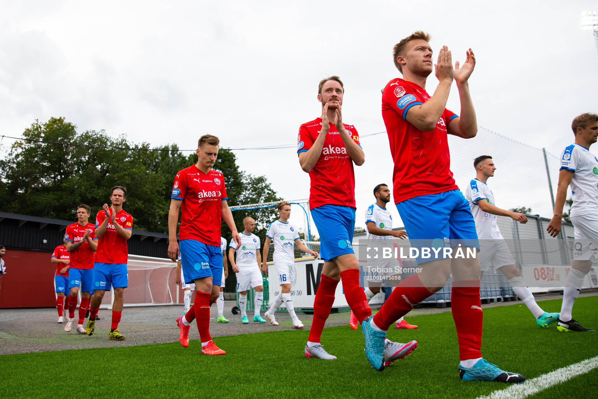 Helsingborgs spelare på väg in till fotbollsmatchen i