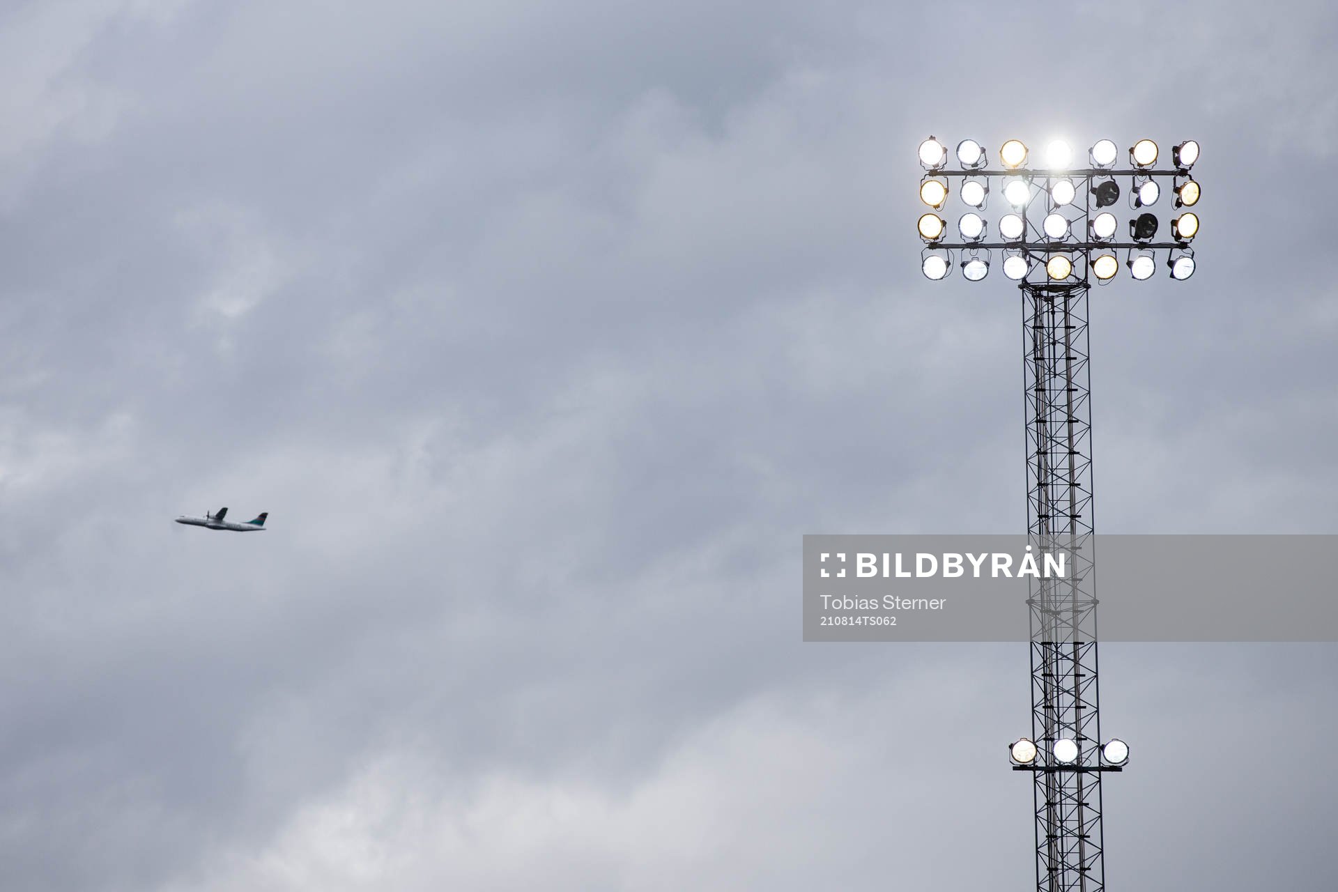 Ett flygplan och en strålkastare under fotbollsmatchen i Superettan mellan Akropolis och Helsingborg den 14 augusti 2021 i Stockholm. 