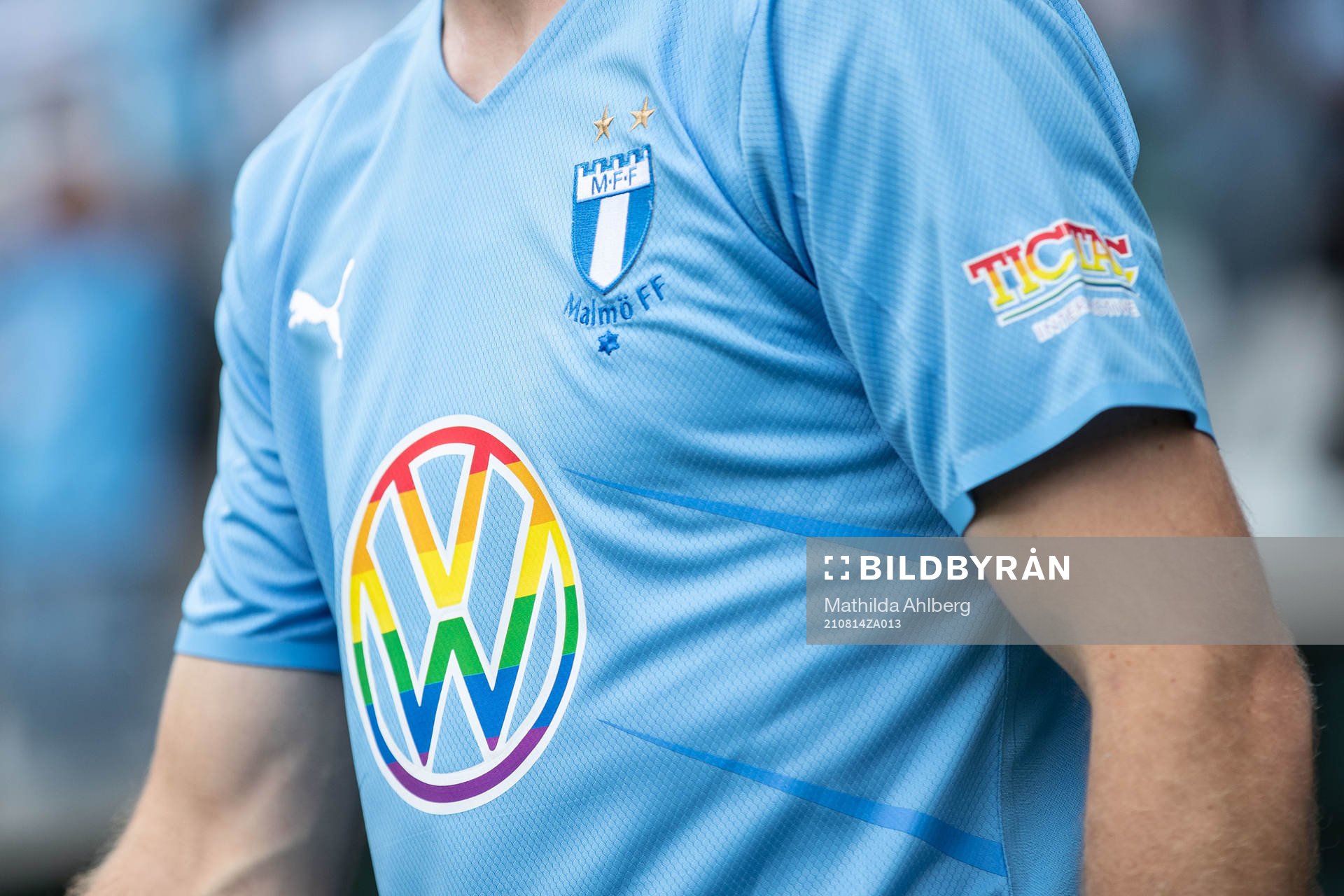 Sponsorloggor i regnbågsfärger och Malmö FFs emblem på