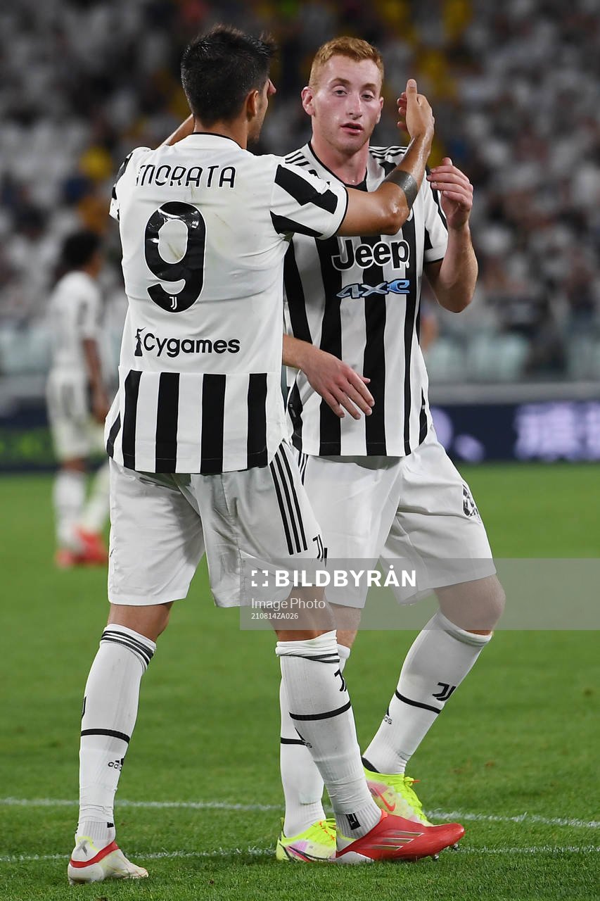 Juventus Alvaro Morata jublar efter efter sitt 3-1 mål med Dejan Kulusevski under en träningsmatch i fotboll mellan Juventus och Atalanta den 14 augusti 2021 i Turin.