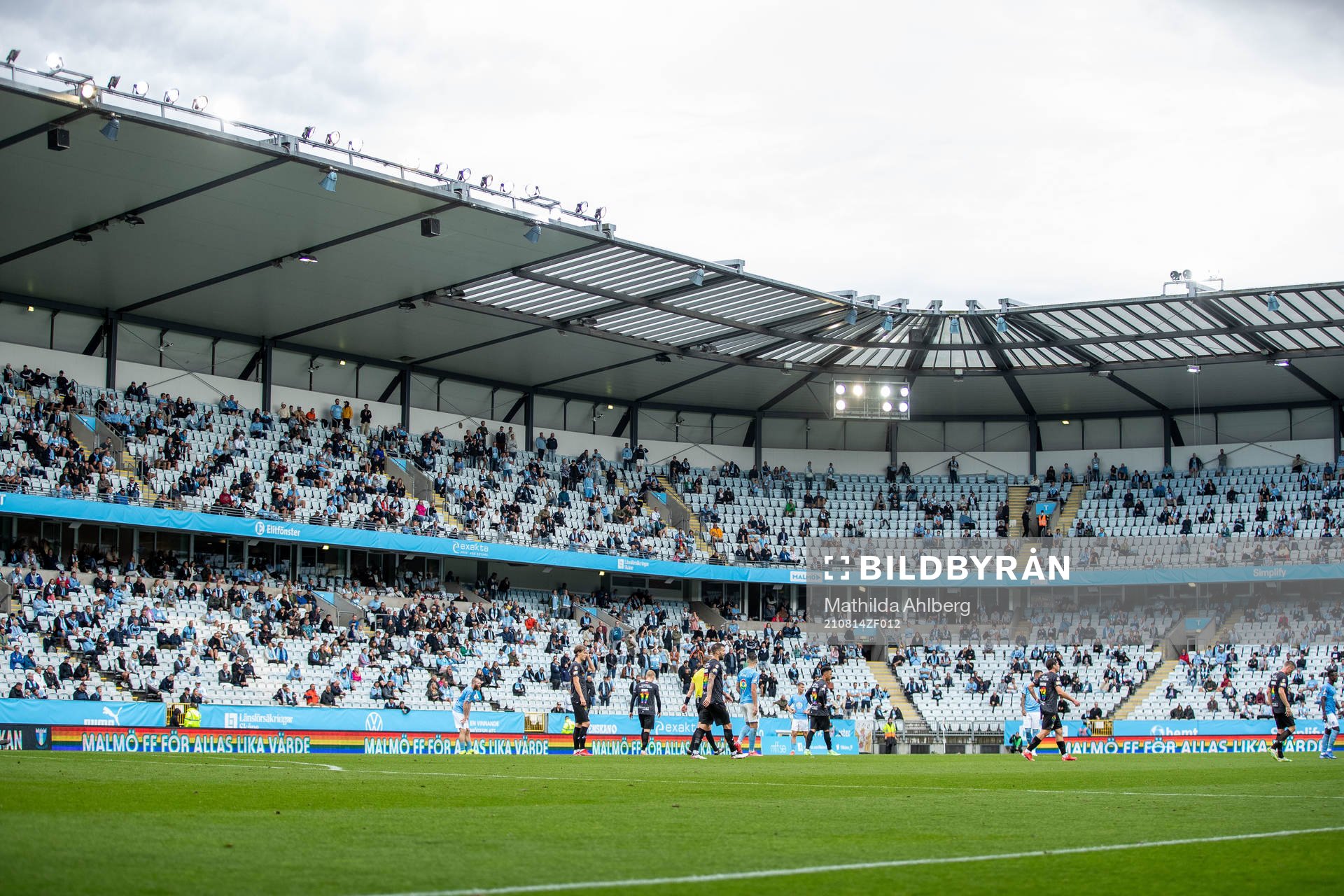 Vy över Eleda Stadion med reklamskyltar med texten ”