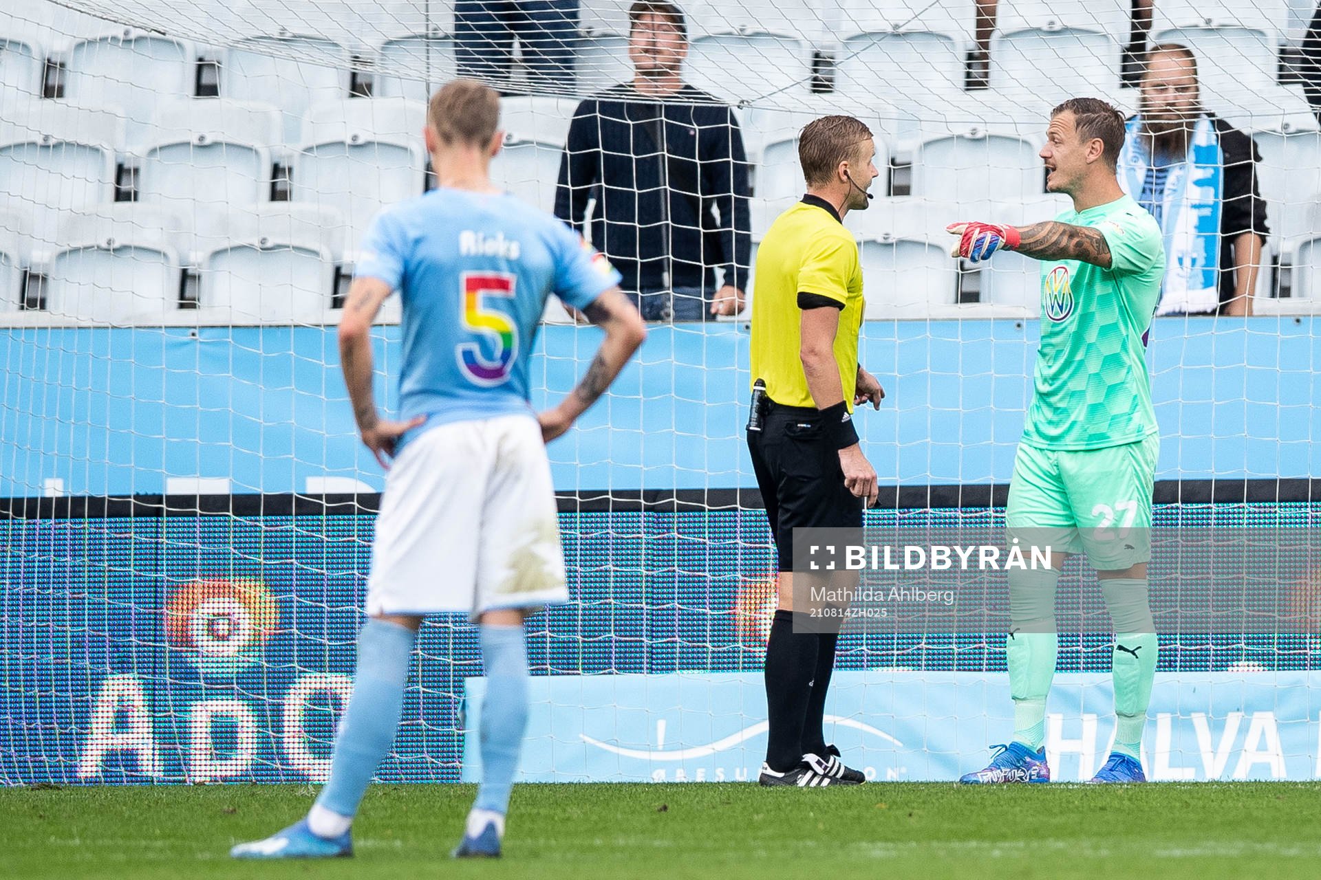 Domare Glenn Nyberg och Malmö FFs målvakt Johan Dahlin i