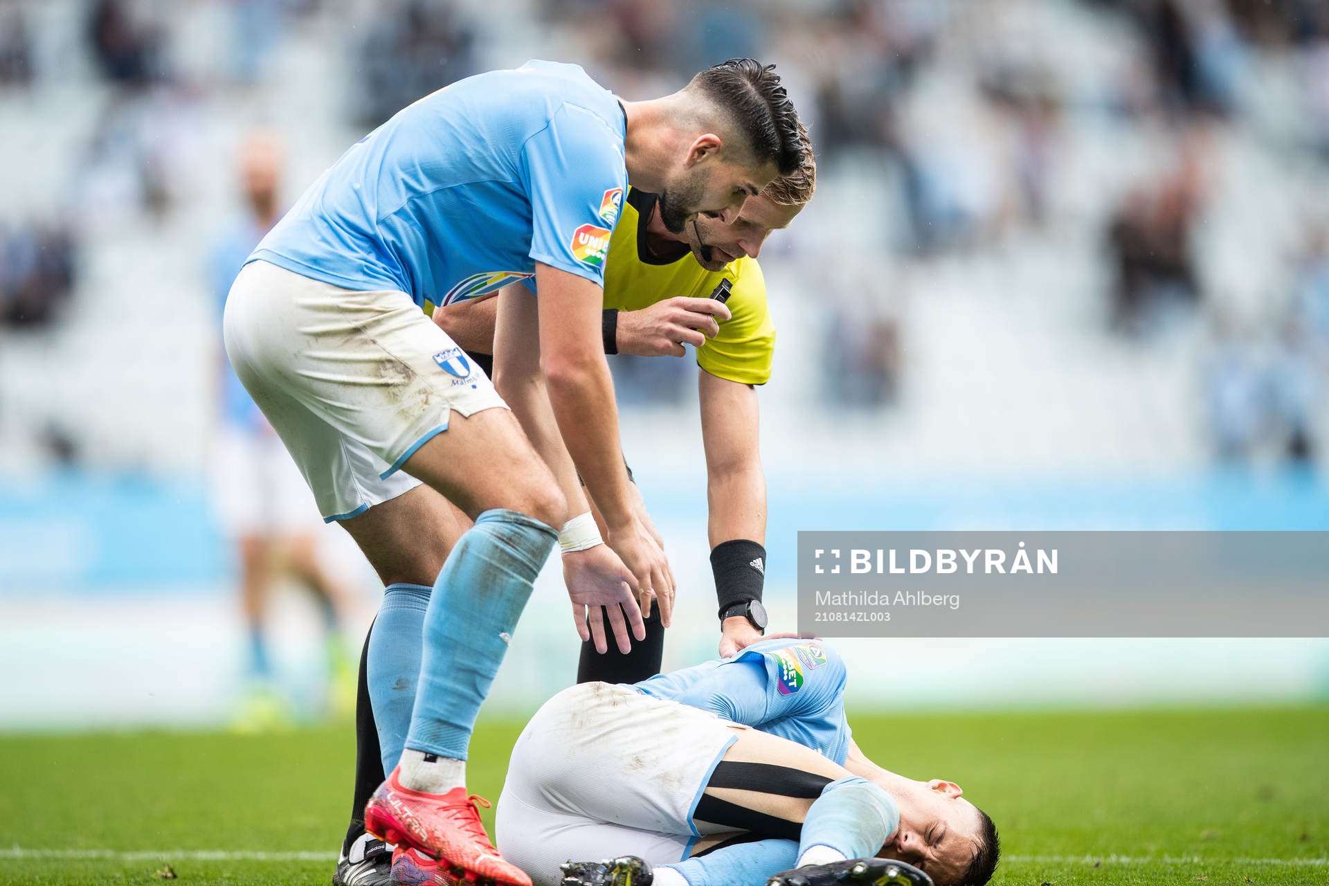Malmö FFs Antonio Colak, domare Kristoffer Karlsson och