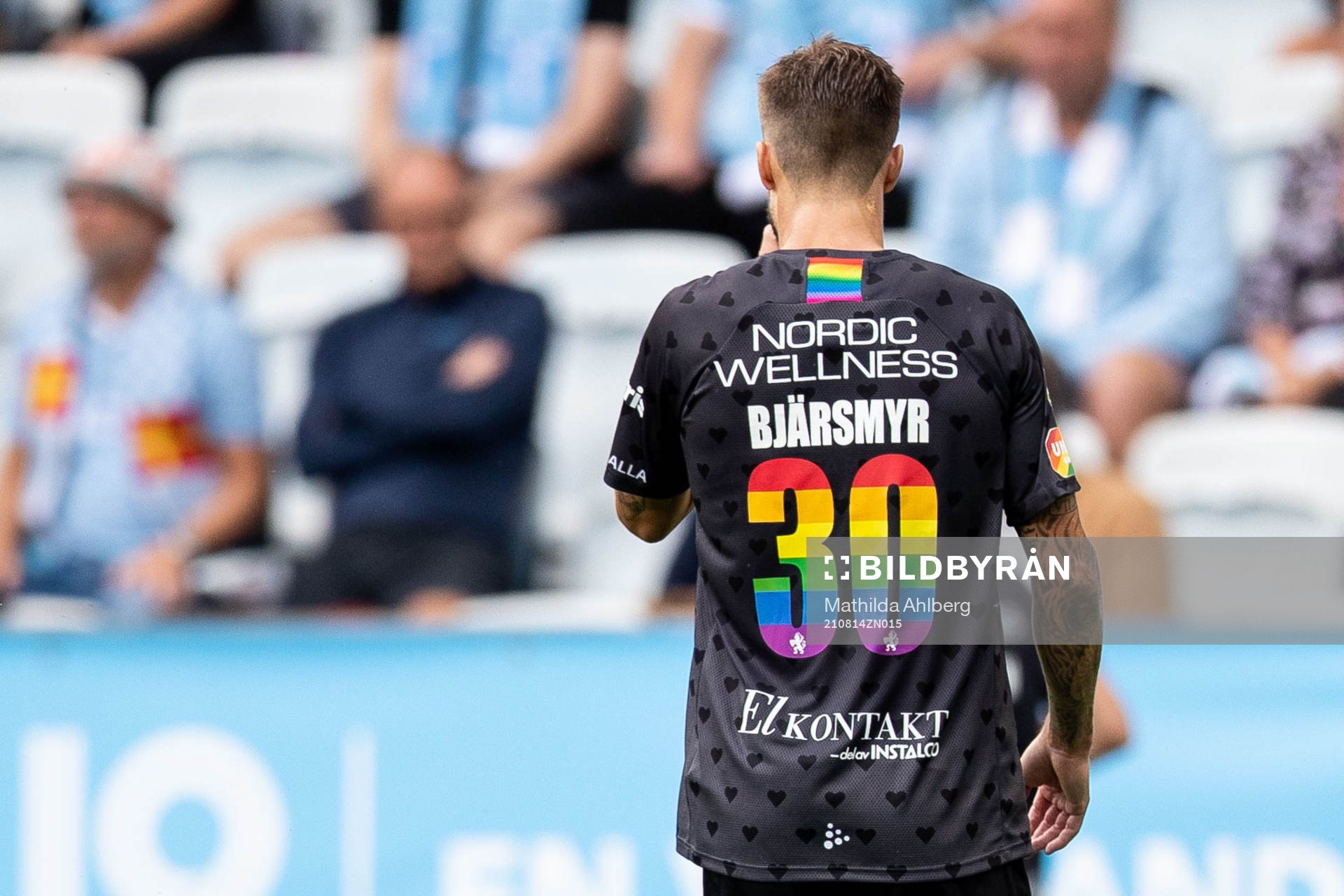 IFK Göteborgs Mattias Bjärsmyr med regnbågsfärgade