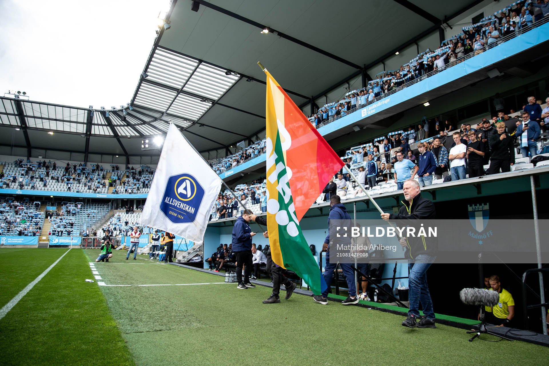 Flaggbärare med en Allsvensk flagga och en Unibet flagga i
