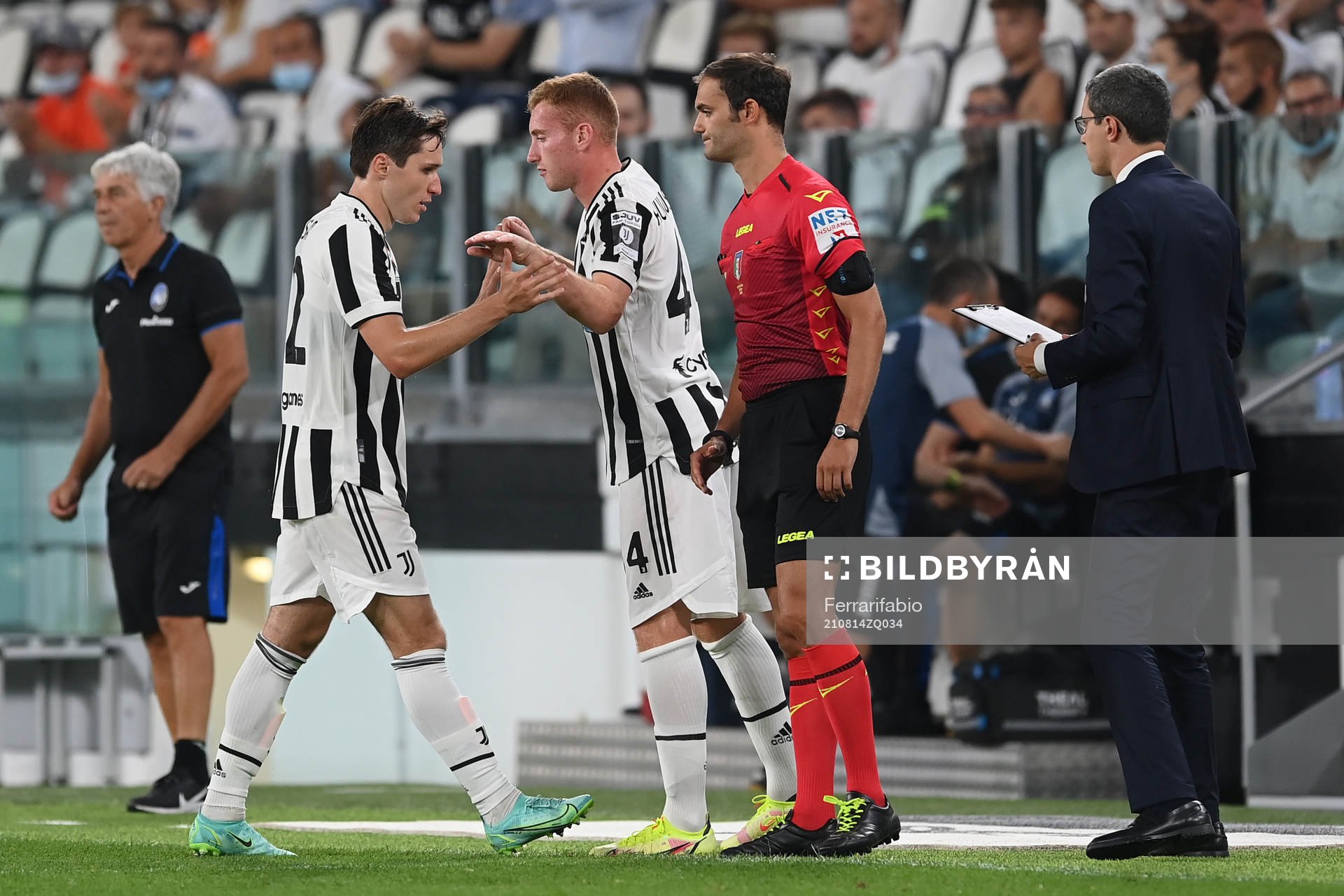 Juventus Federico Chiesa och Dejan Kulusevski under en träningsmatch i fotboll mellan Juventus och Atalanta den 14 augusti 2021 i Turin.