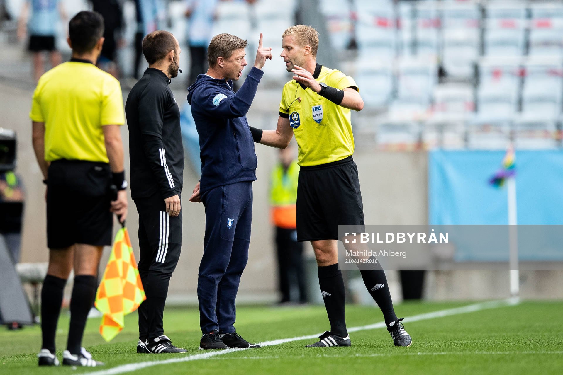 Malmö FFs huvudtränare Jon Dahl Tomasson och domare Glenn