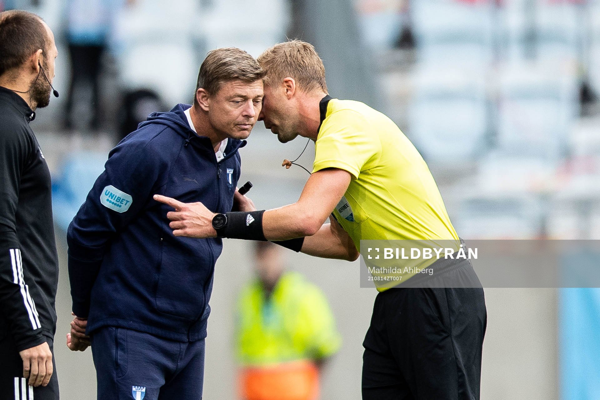 Malmö FFs huvudtränare Jon Dahl Tomasson och domare Glenn