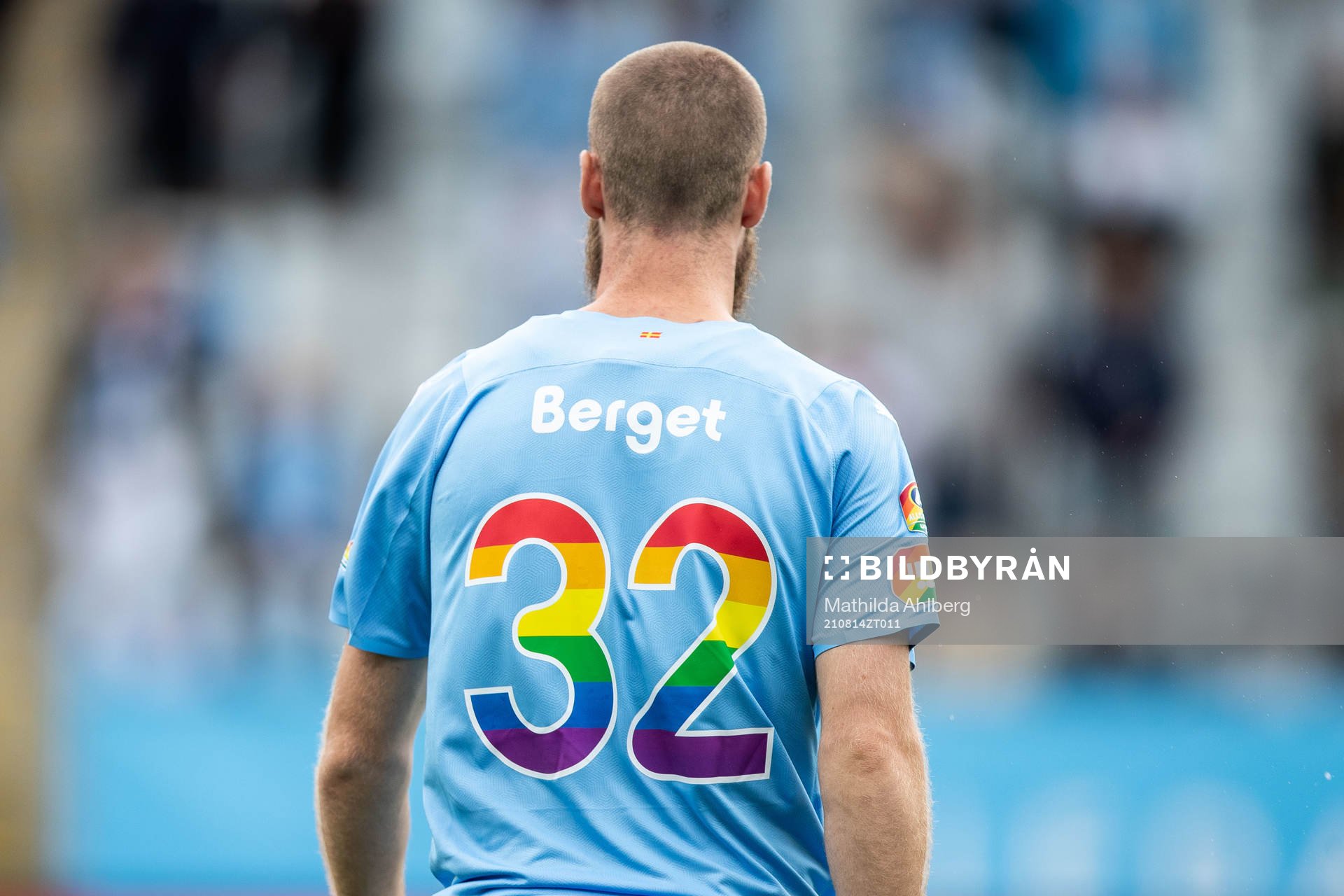 Malmö FFs Jo Inge Berget med regnbågsfärgade siffror på