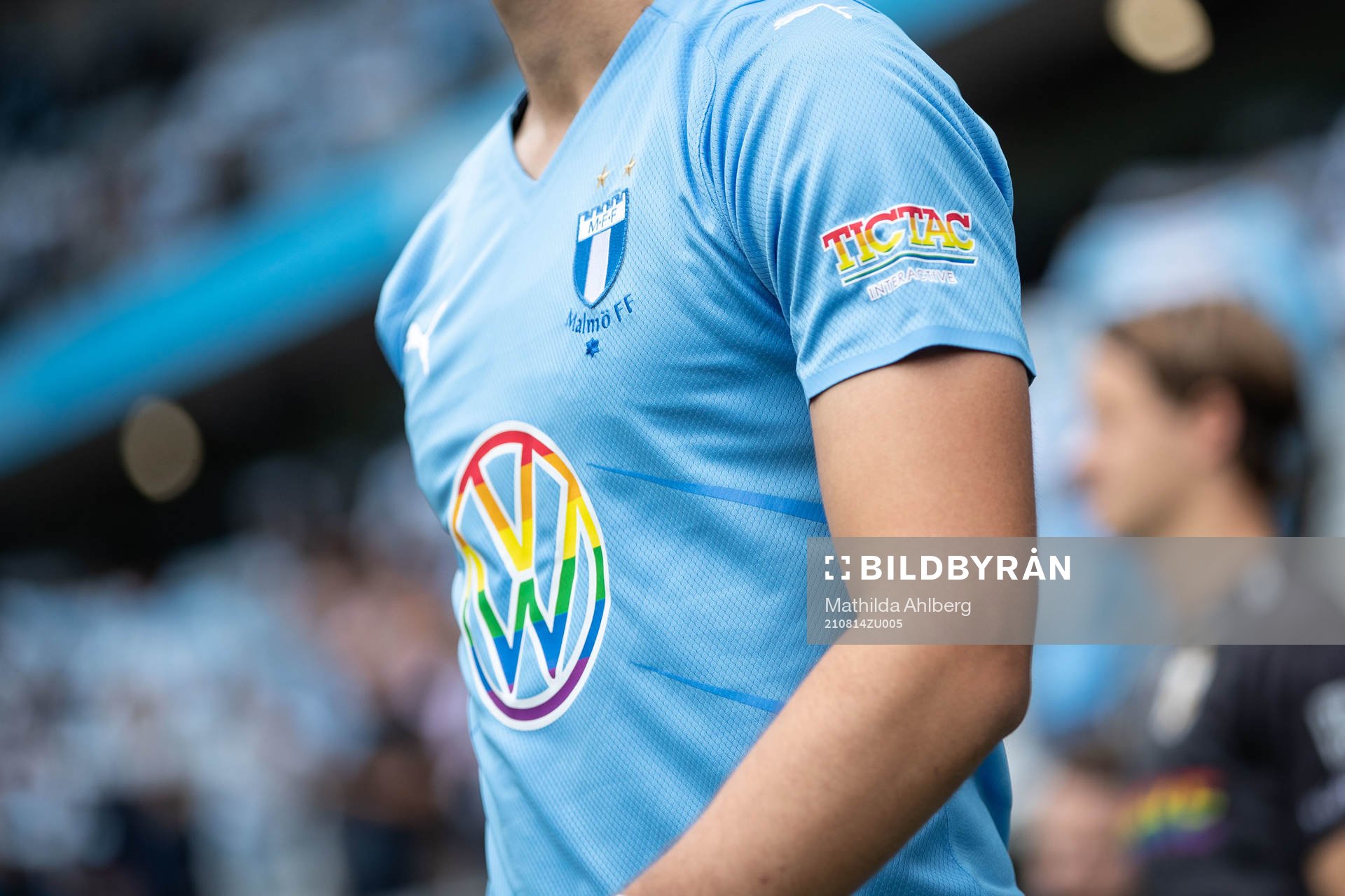 Sponsorloggor i regnbågsfärger och Malmö FFs emblem på
