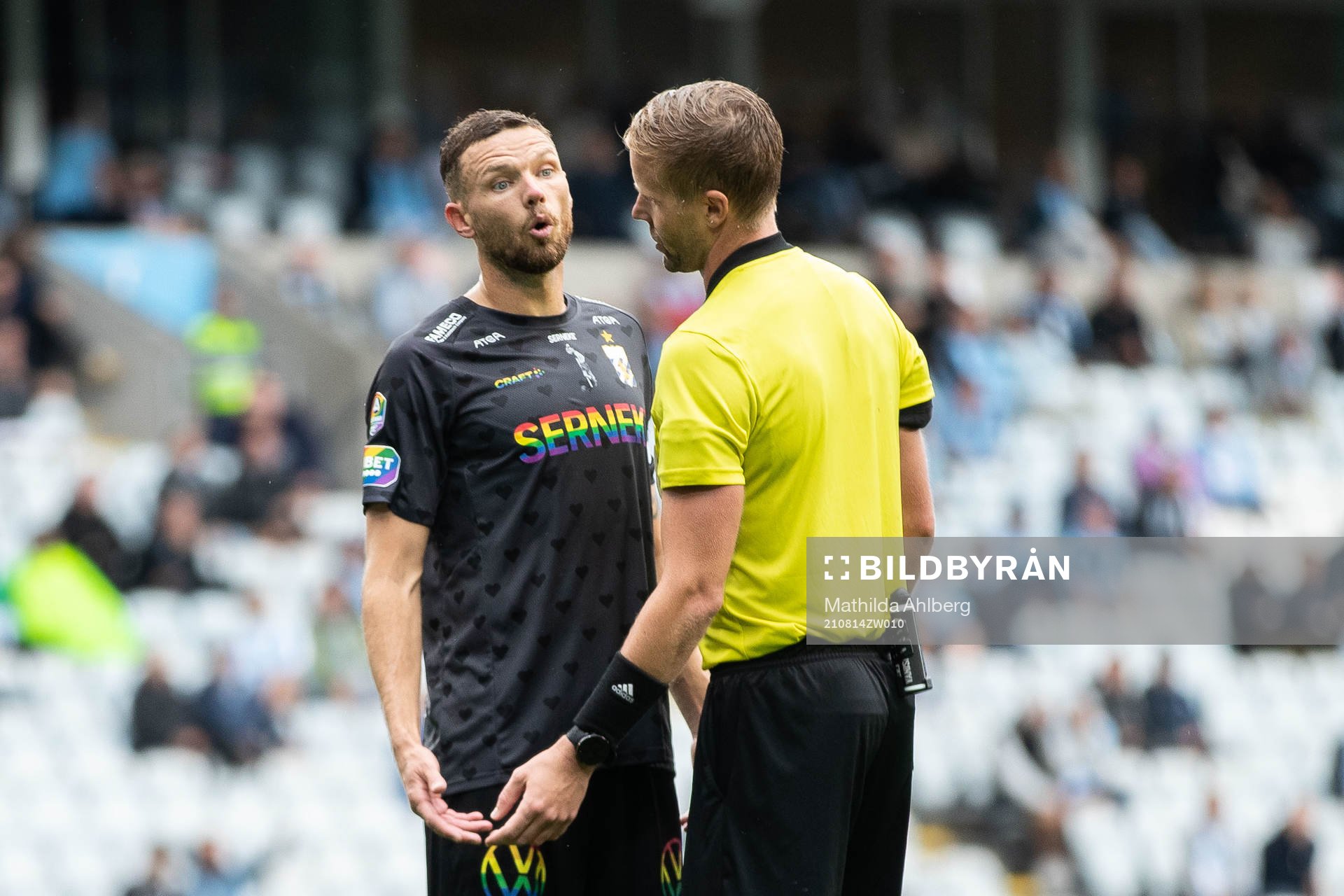IFK Göteborgs Marcus Berg och domare Glenn Nyberg