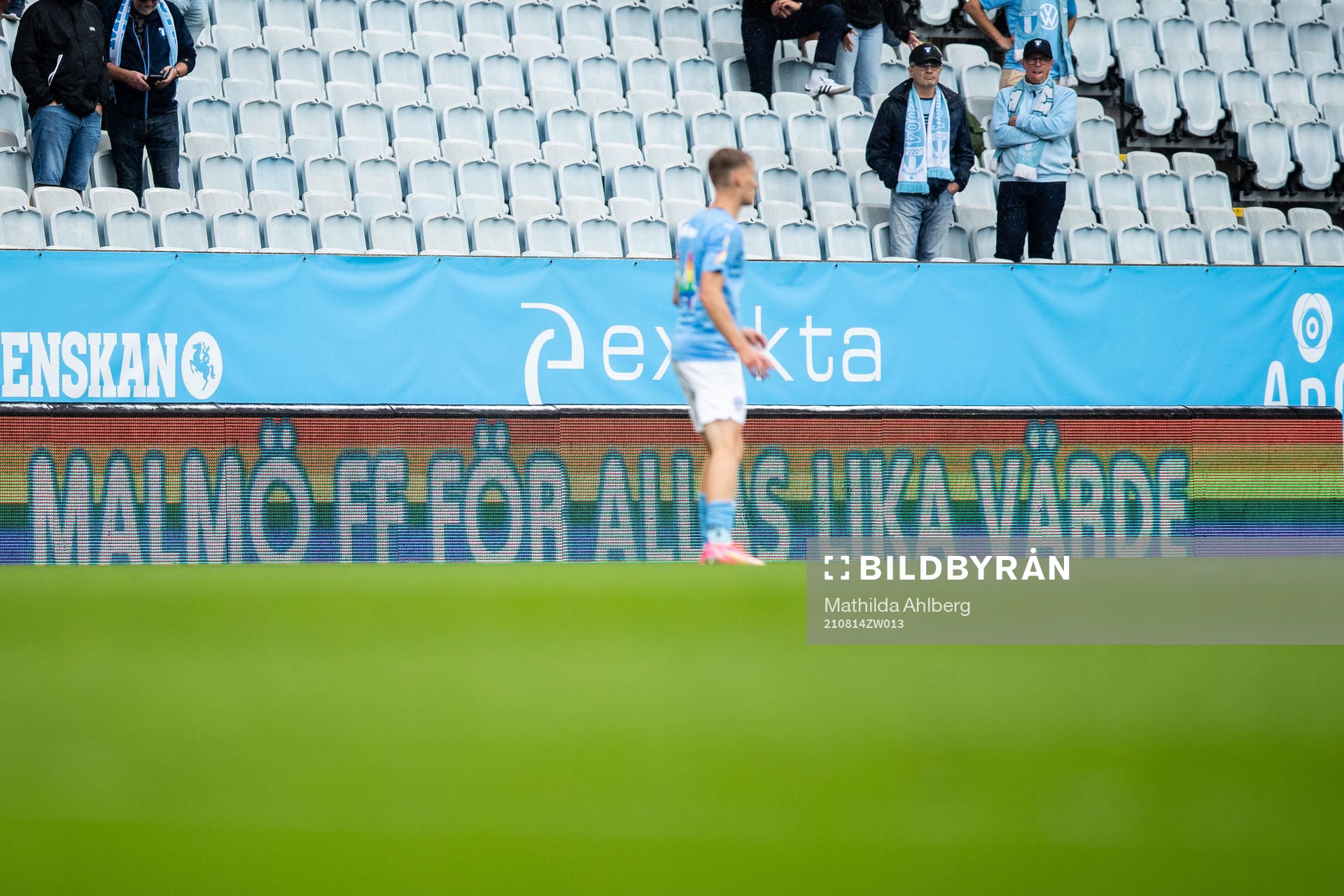 En regnbågsfärgad reklamskylt med texten ”Malmö FF