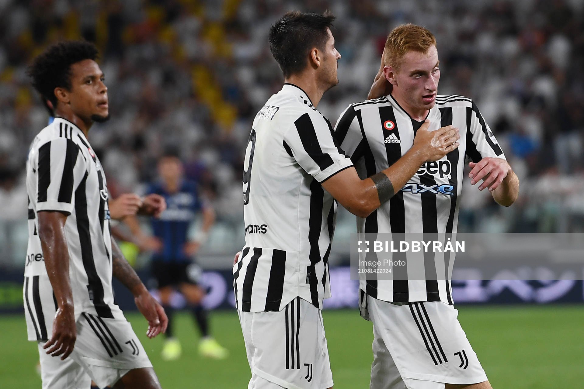 Juventus Alvaro Morata jublar efter efter sitt 3-1 mål med Dejan Kulusevski under en träningsmatch i fotboll mellan Juventus och Atalanta den 14 augusti 2021 i Turin.