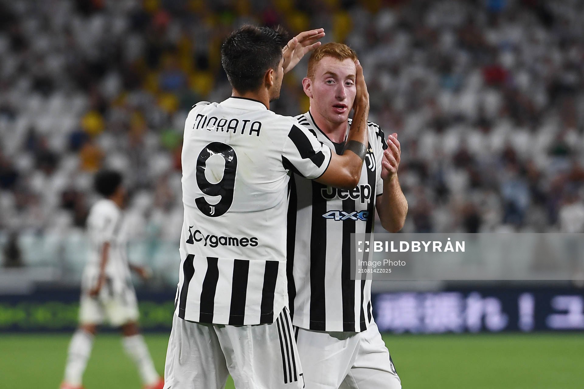 Juventus Alvaro Morata jublar efter efter sitt 3-1 mål med Dejan Kulusevski under en träningsmatch i fotboll mellan Juventus och Atalanta den 14 augusti 2021 i Turin.