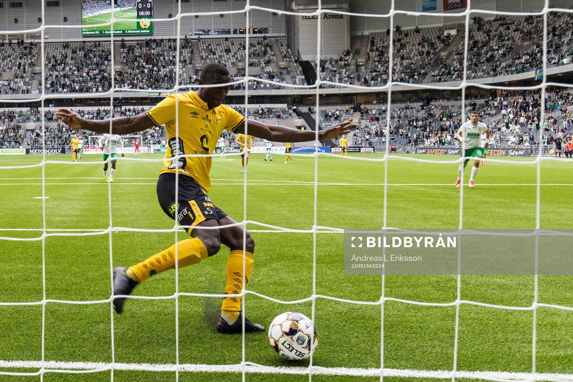 Elfsborgs Maudo Lamine Jarjué rensar undan bollen