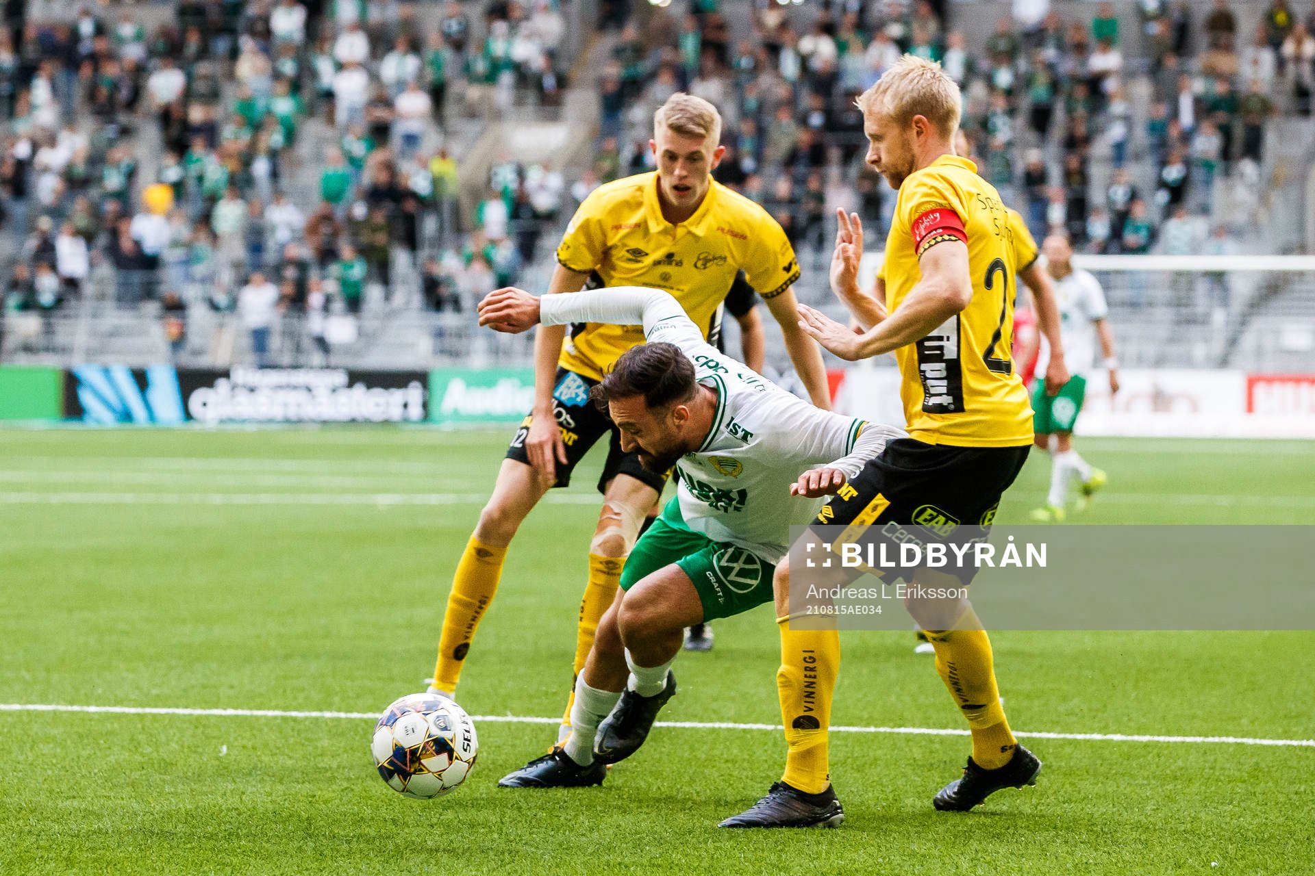 Hammarbys Abdul Khalili i en duell med Elfsborgs Johan