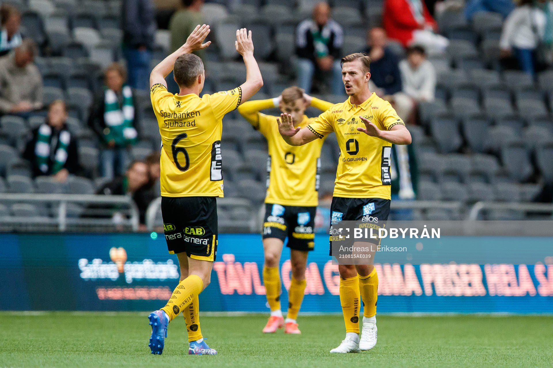 Elfsborgs André Rømer och Simon Olsson jublar efter fotbollsmatchen i Allsvenskan mellan Hammarby och Elfsborg den 15 augusti 2021 i Stockholm.