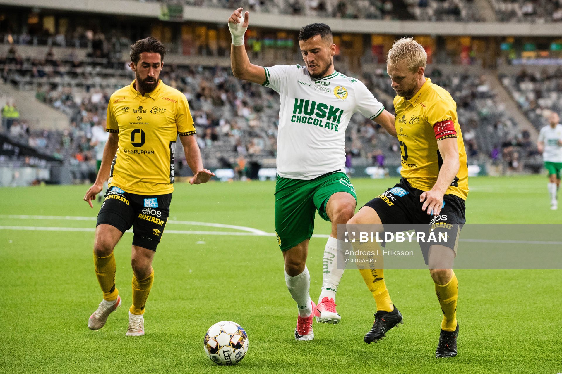 Hammarbys Astrit Selmani i kamp om bollen med Elfsborgs