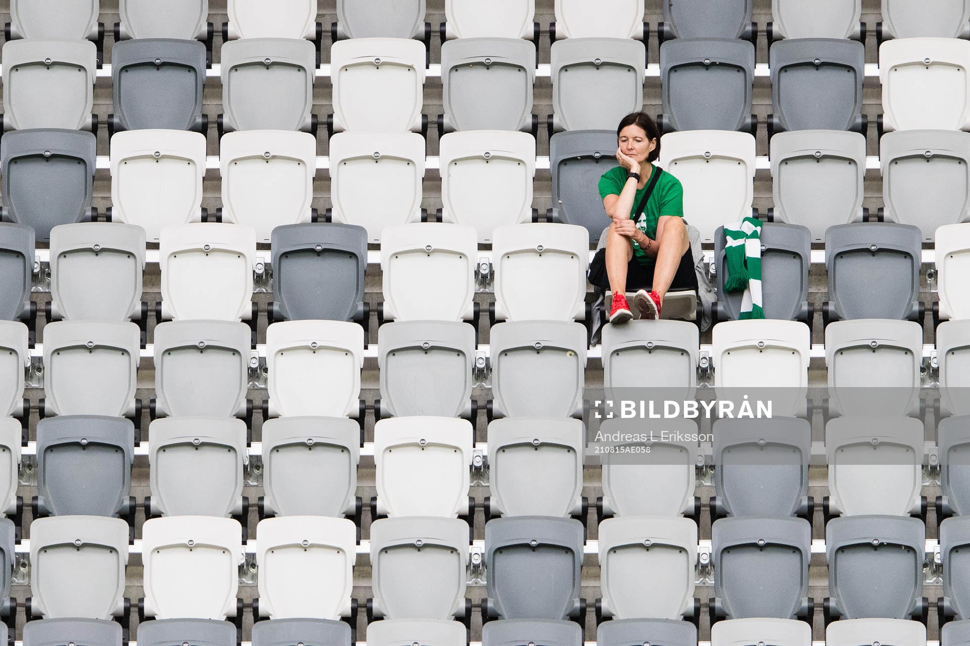 En supporter till Hammarby innan fotbollsmatchen i
