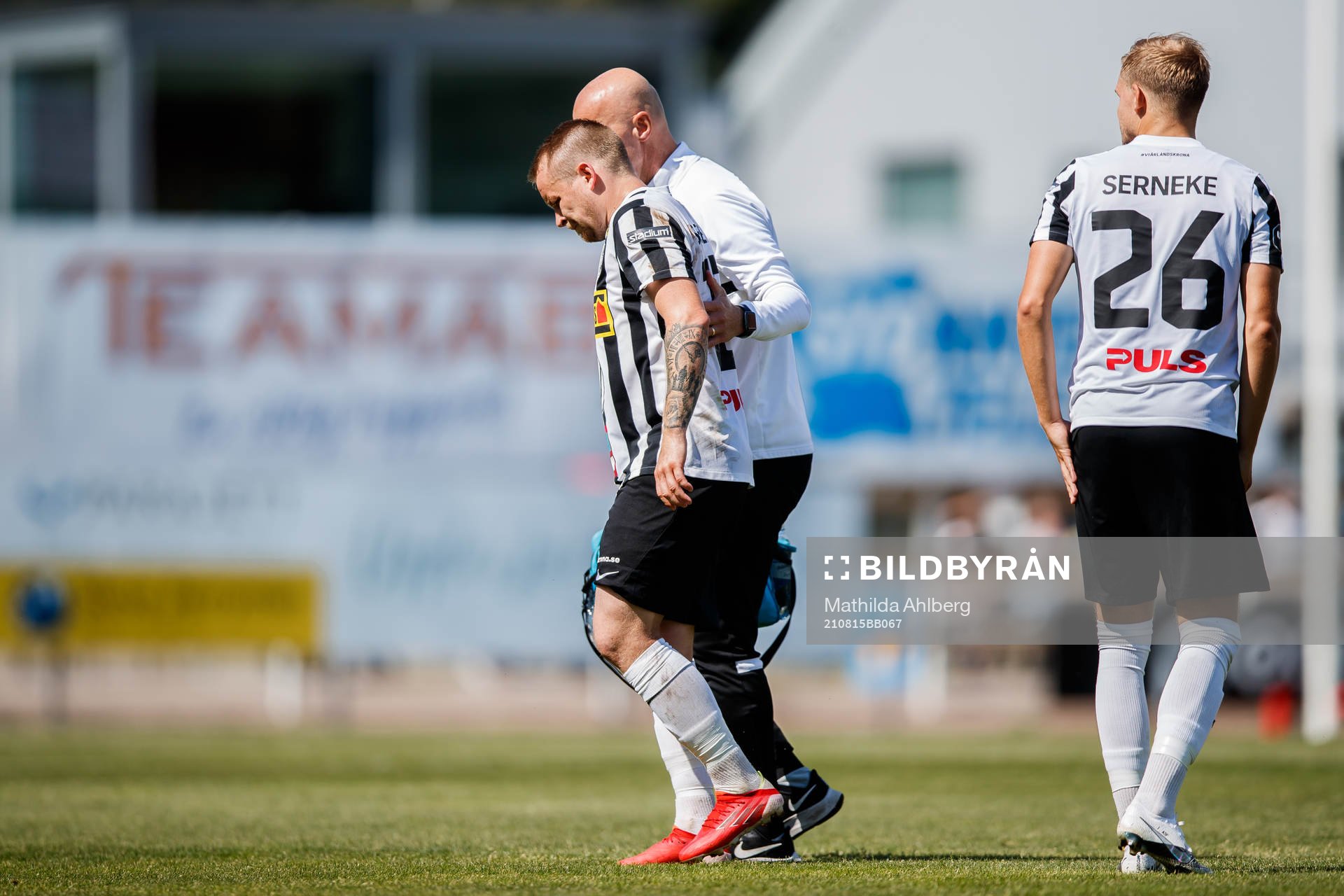 Landskronas Nicklas Nielsen lämnar planen skadad