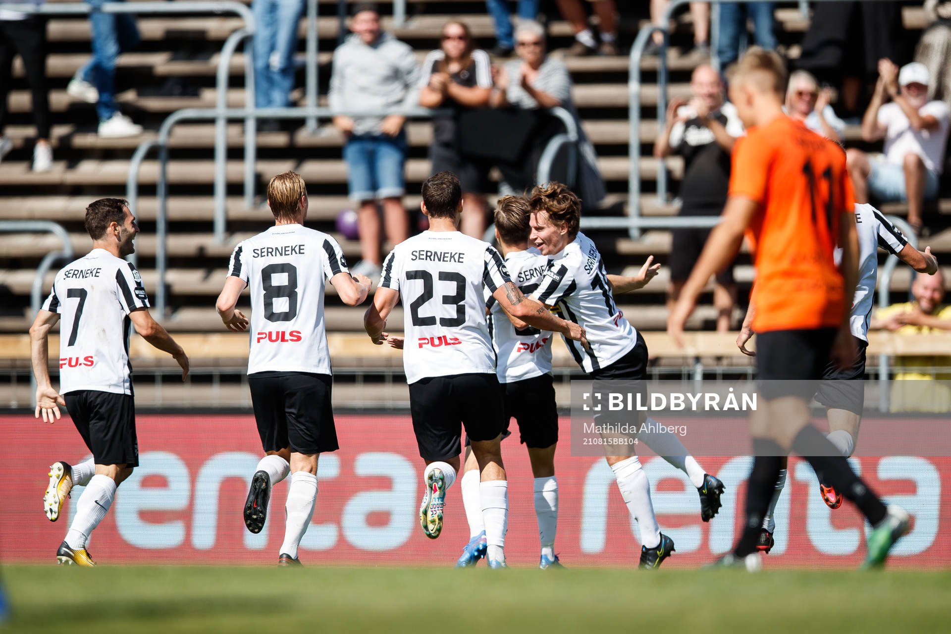 Landskronas Kevin Jensen jublar med lagkamrater efter 1-0 under fotbollsmatchen i Superettan mellan Landskrona och Västerås SK den 15 augusti 2021 i Landskrona.