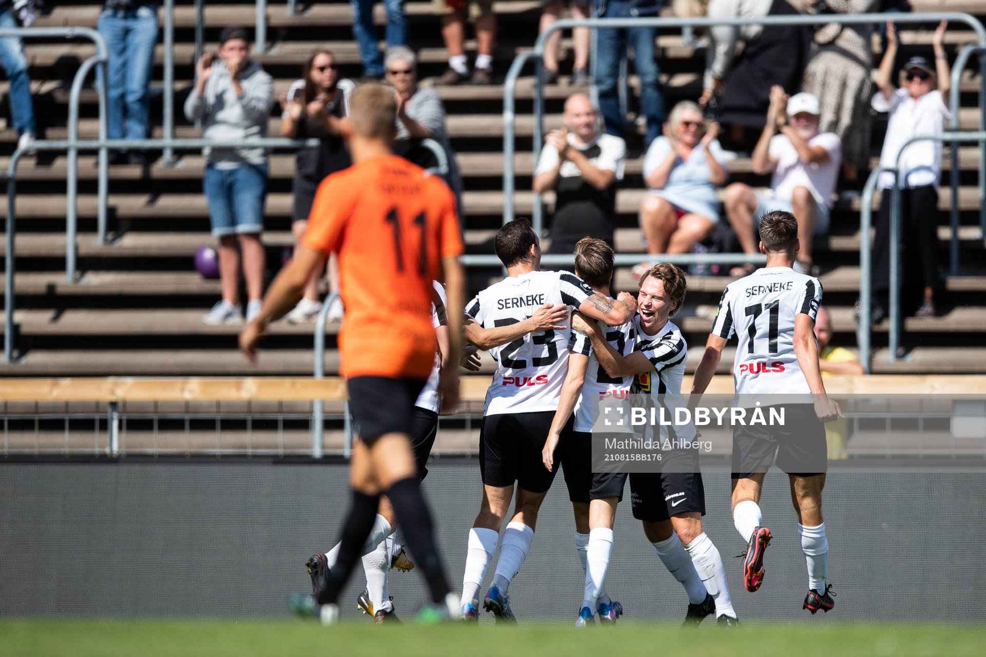 Landskronas Filip Ottosson jublar tillsammans med lagkamrater efter 1-0 av Kevin Jensen under fotbollsmatchen i Superettan mellan Landskrona och Västerås SK den 15 augusti 2021 i Landskrona.