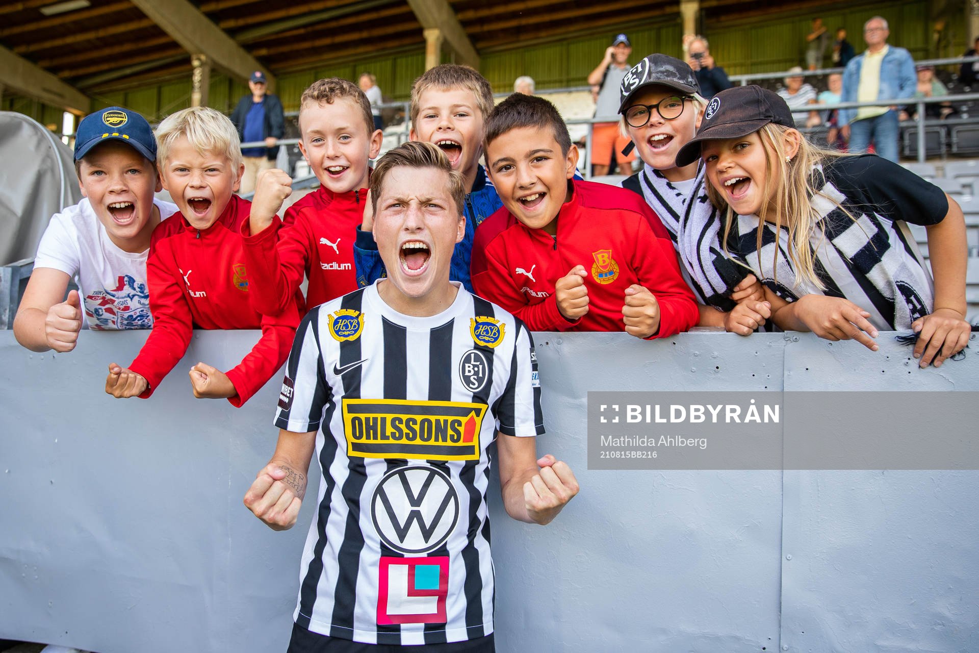 Landskronas Kevin Jensen  jublar med supportrar