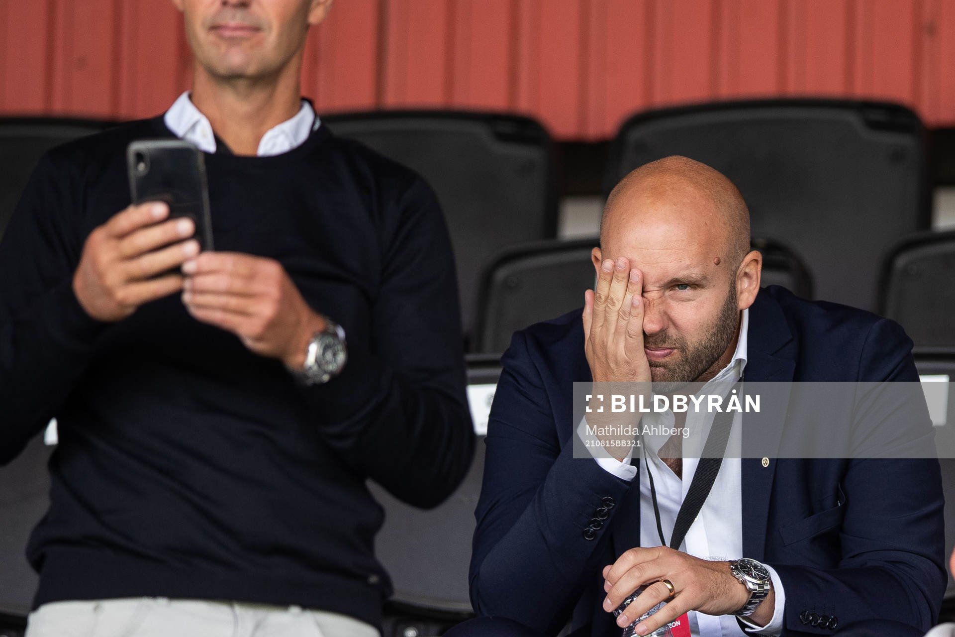 Landskronas klubbchef Michel Ekberg deppar på läktaren