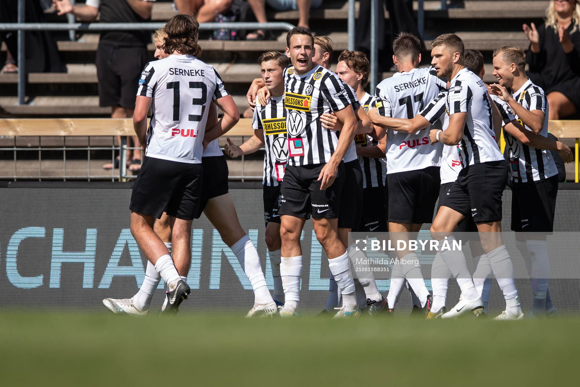 Landskronas Viktor Ekblom jublar med lagkamrater