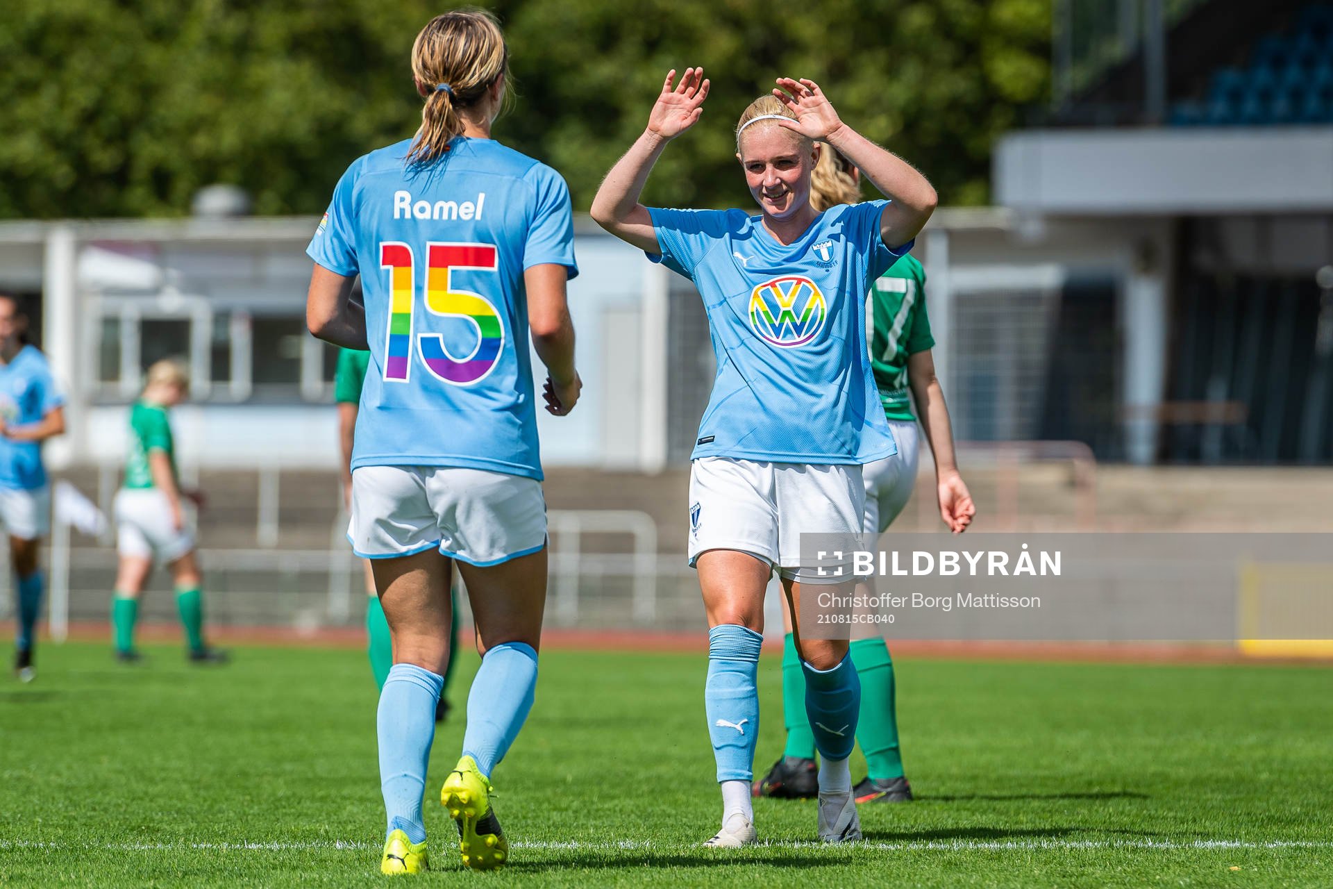 Malmö FFs Elvira Ramel och Melina Skarström jublar