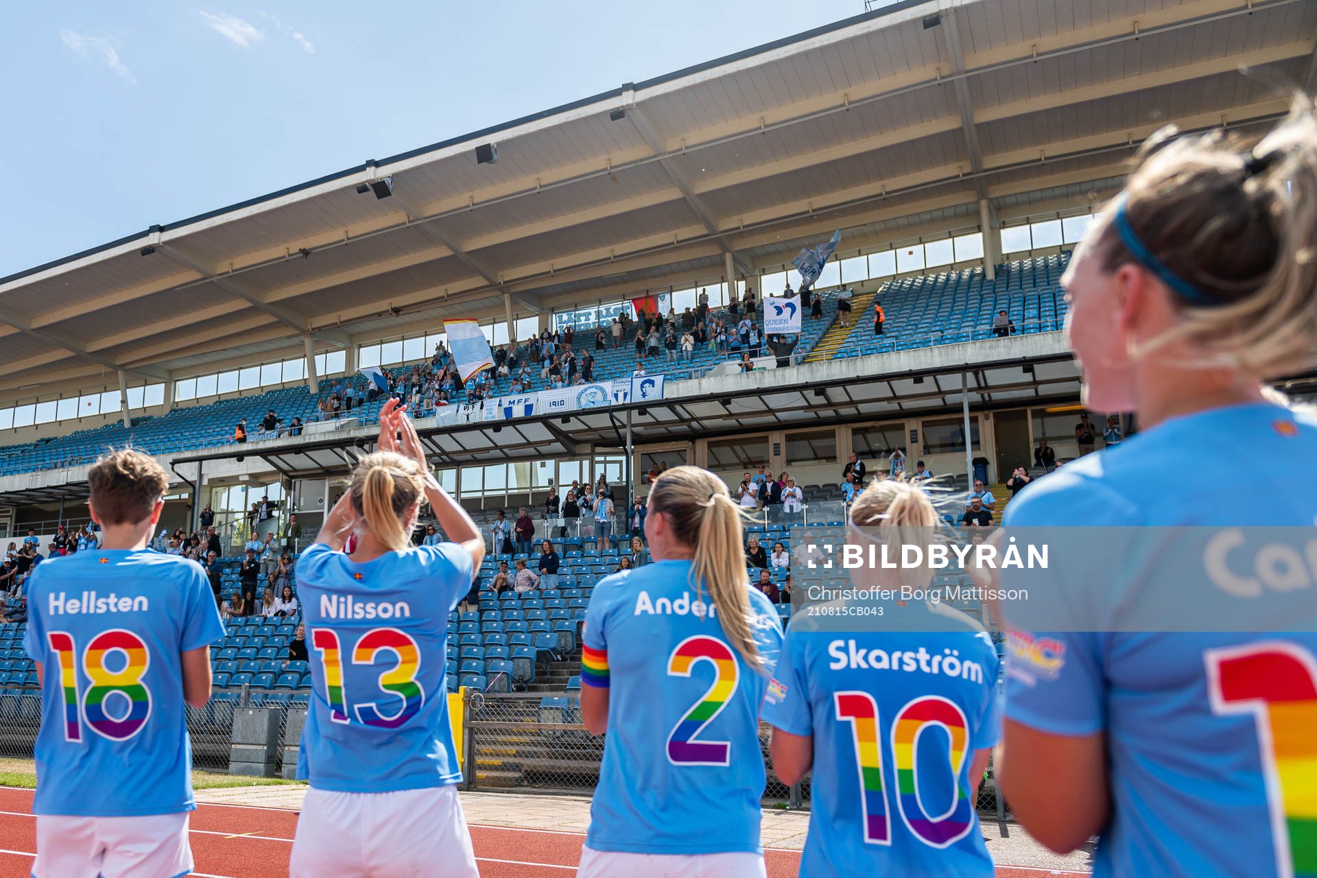 Malmö FFs spelare tackar publiken efter fotbollsmatchen i Division 3 sydvästra Skåne mellan Malmö FF och Husie IF den 15 augusti 2021 i Malmö.