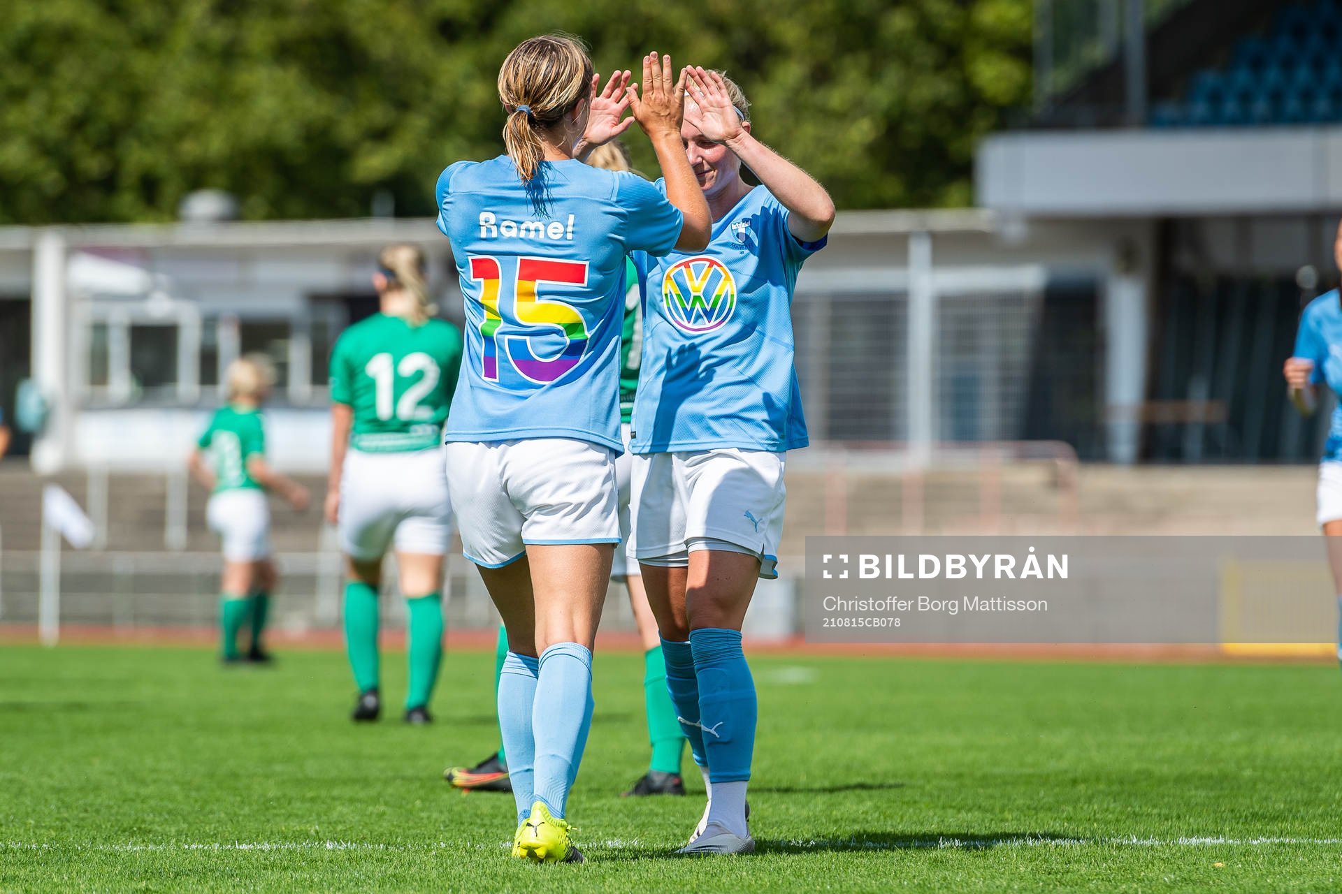 Malmö FFs Elvira Ramel och Melina Skarström jublar