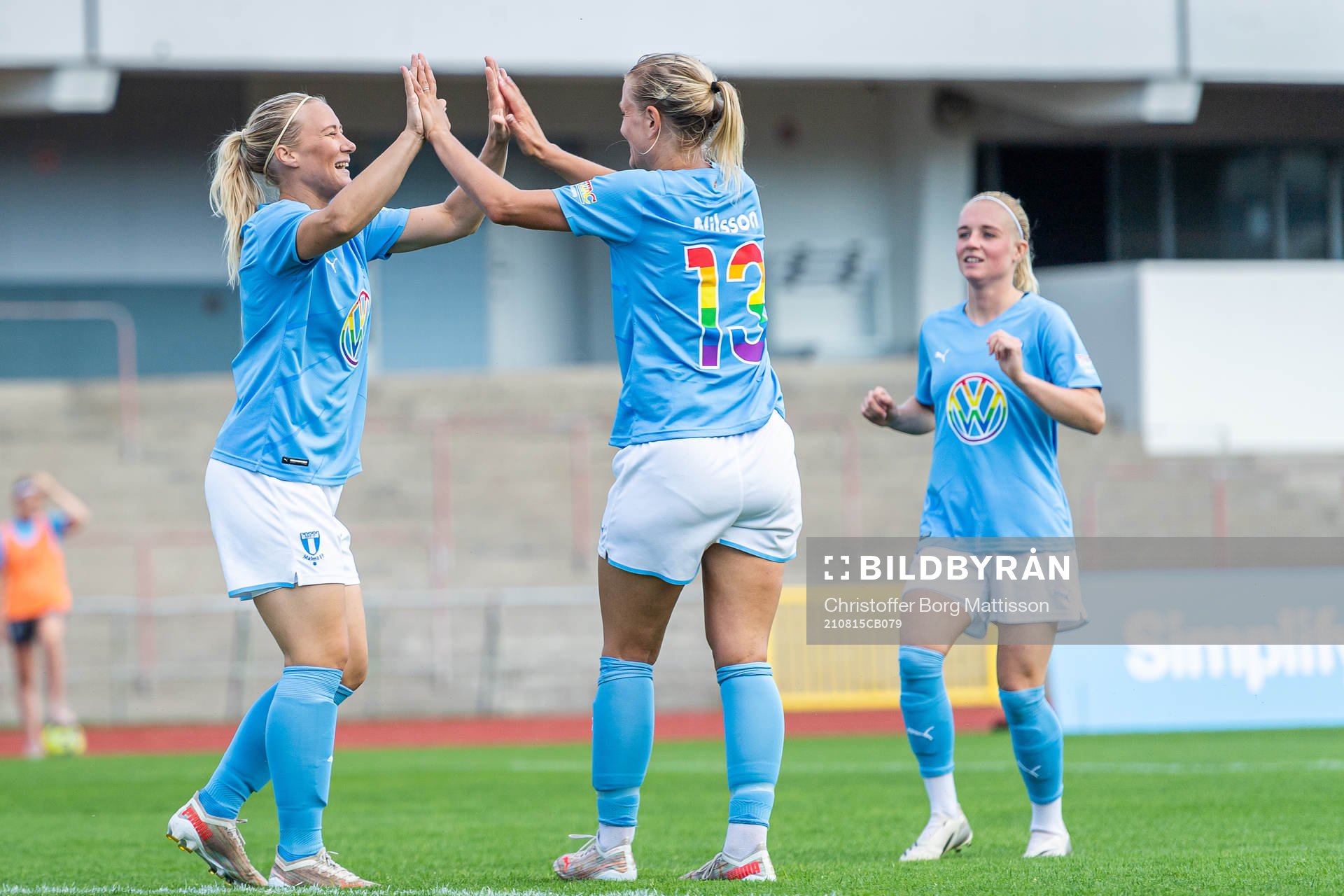 Malmö FFs Madeleine Hejde och Annelie Nilsson jublar efter 7-0 under fotbollsmatchen i Division 3 sydvästra Skåne mellan Malmö FF och Husie IF den 15 augusti 2021 i Malmö.