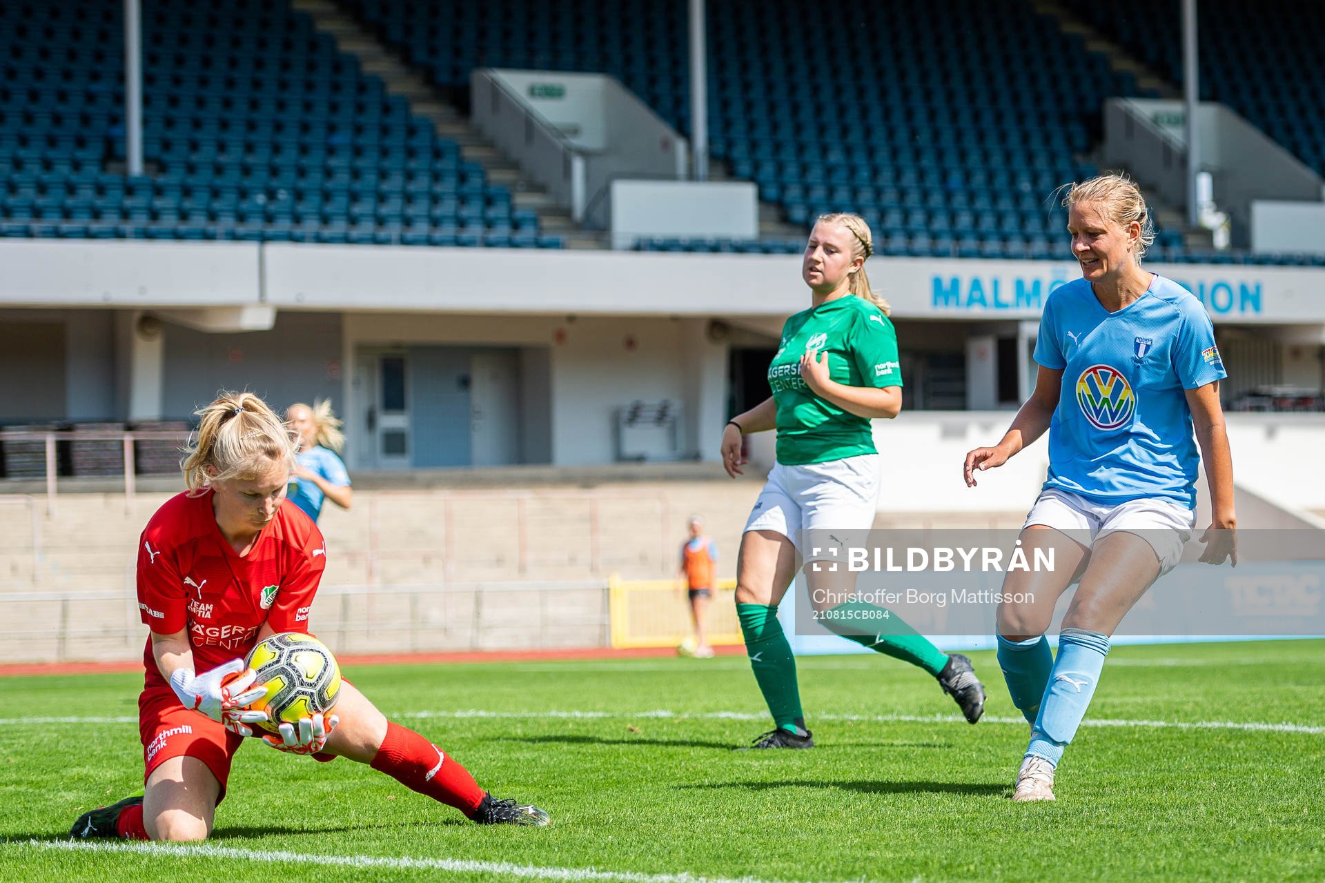 Malmö FFs Annelie Nilsson mot Husies målvakt Sandra