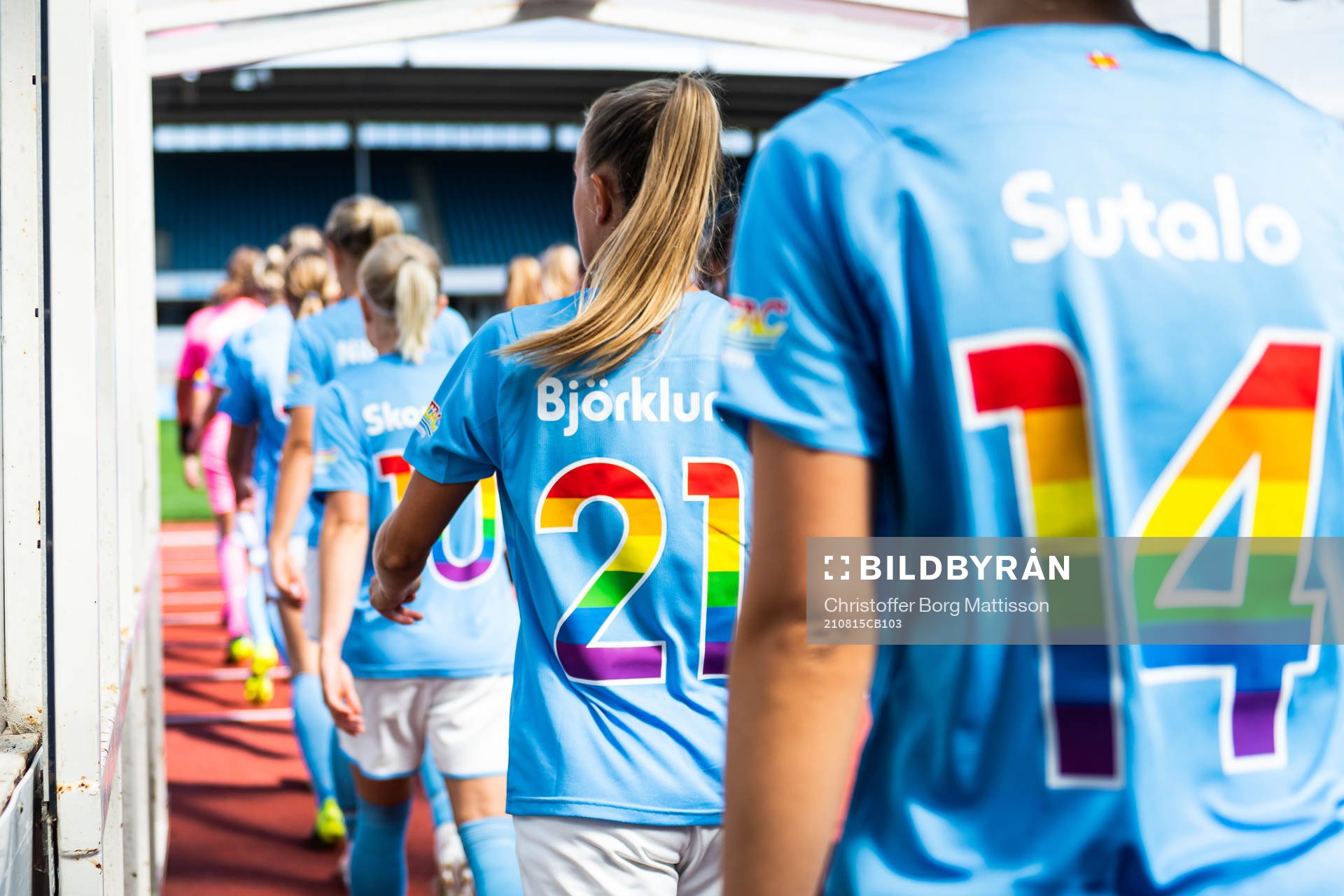 Malmö FFs spelare med specialtröja med regnbågsfärger
