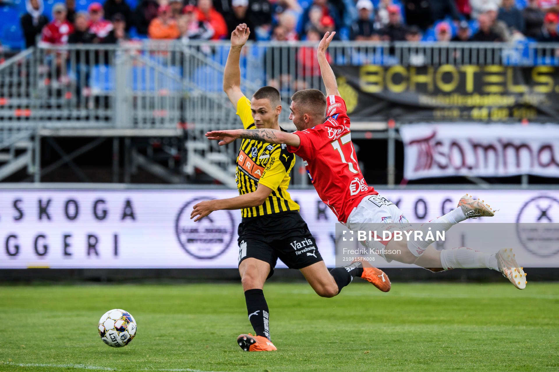 Häckens Tobias Carlsson och Degerfors Anton Kralj
