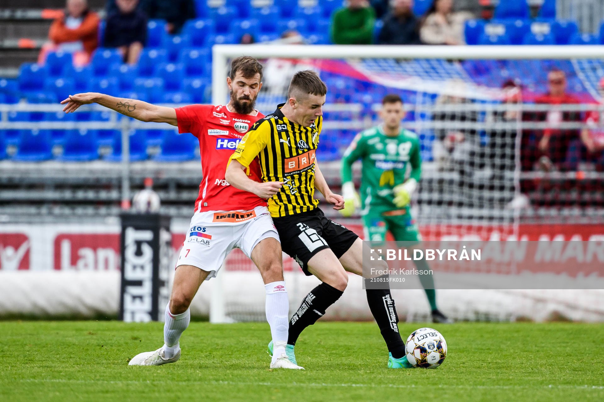Degerfors Sebastian Olsson och Häckens Ali Youssef under fotbollsmatchen i Allsvenskan mellan Degerfors och Häcken den 15 augusti 2021 i Degerfors.