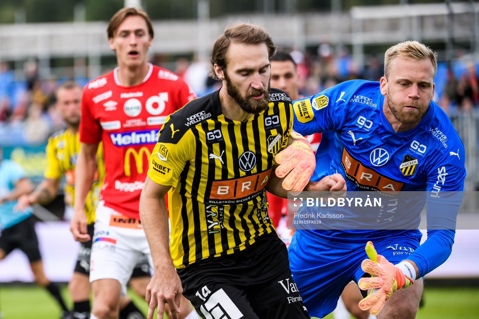 Häckens Oskar Sverrisson och målvakt Peter Abrahamsson