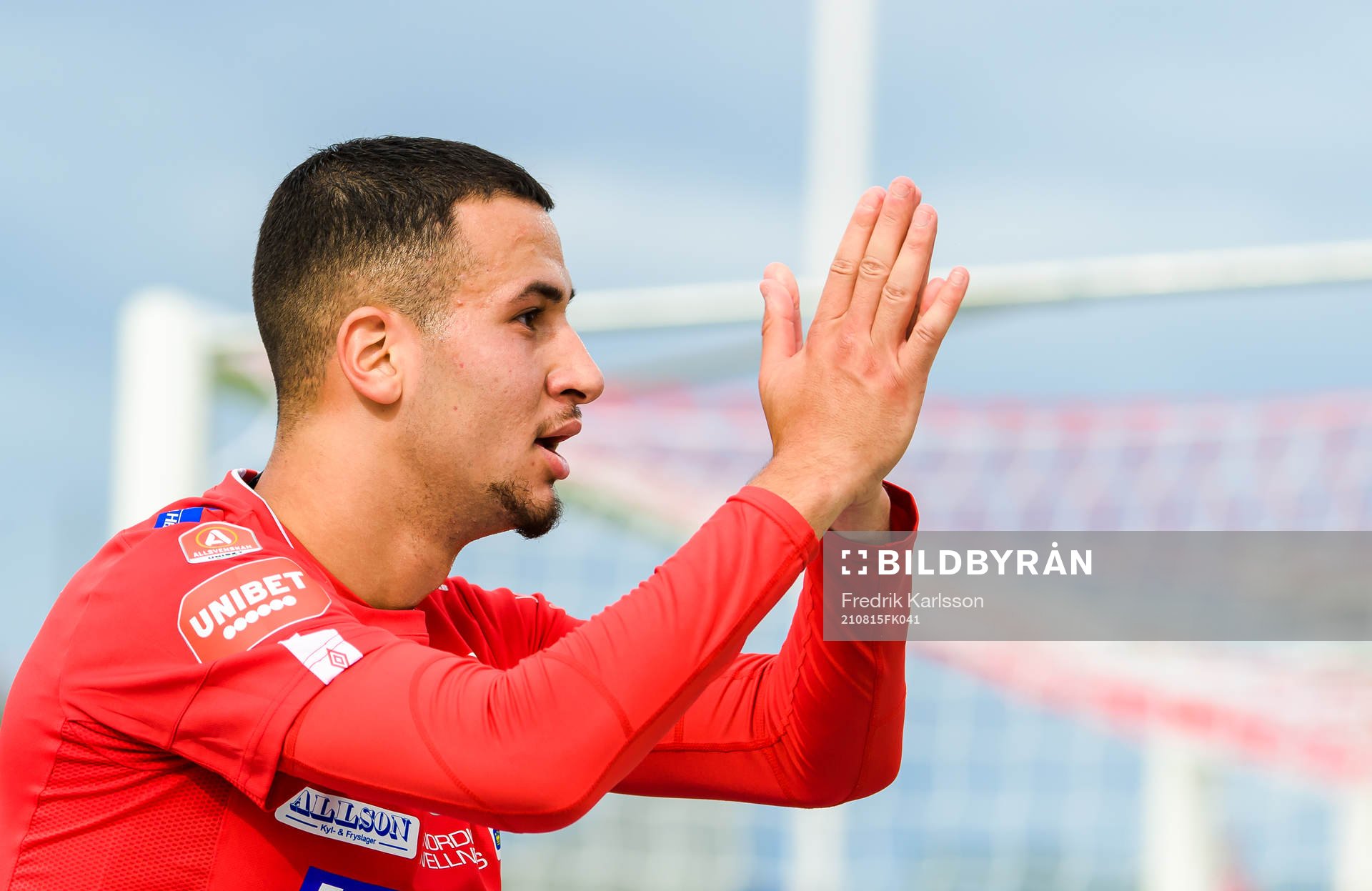 Degerfors Abdelrahman Saidi jublar och tackar publiken