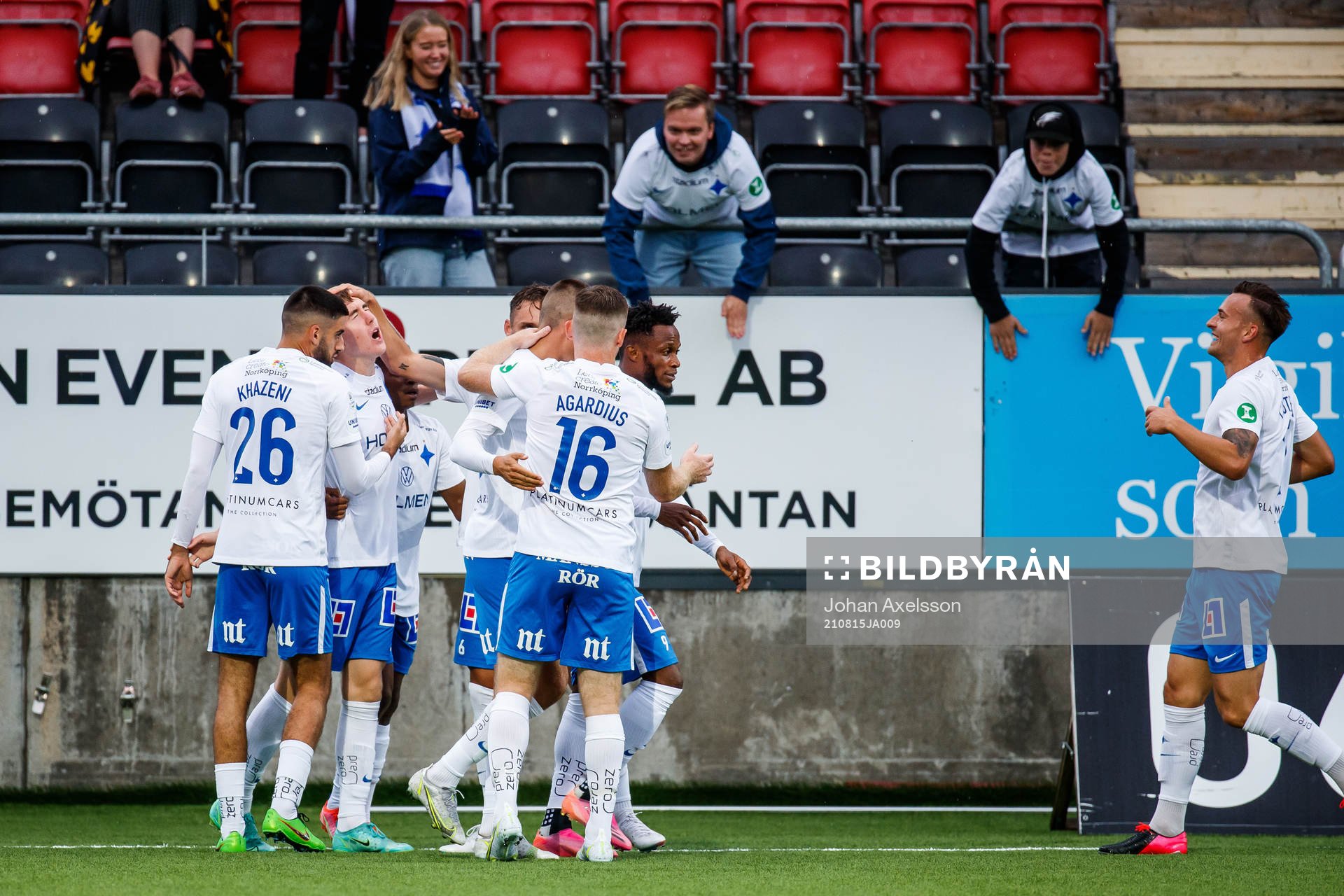 IFK Norrköpings Isak Bergmann Johannesson jublar med lagkamrater efter 0-1 under fotbollsmatchen i Allsvenskan mellan Östersund och IFK Norrköping den 15 augusti 2021 i Östersund.