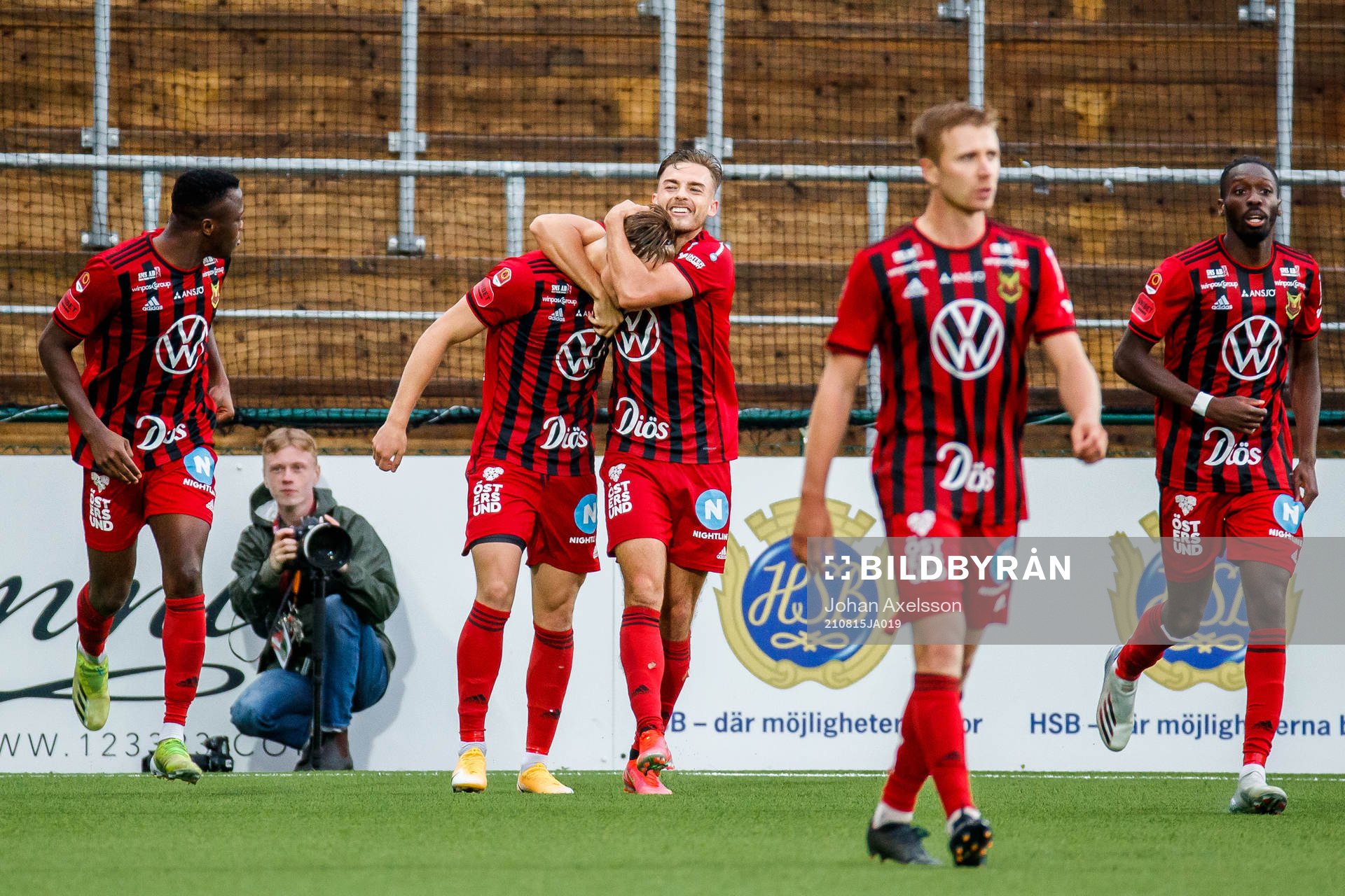 Östersunds Sebastian Karlsson Grach jublar med lagkamrater